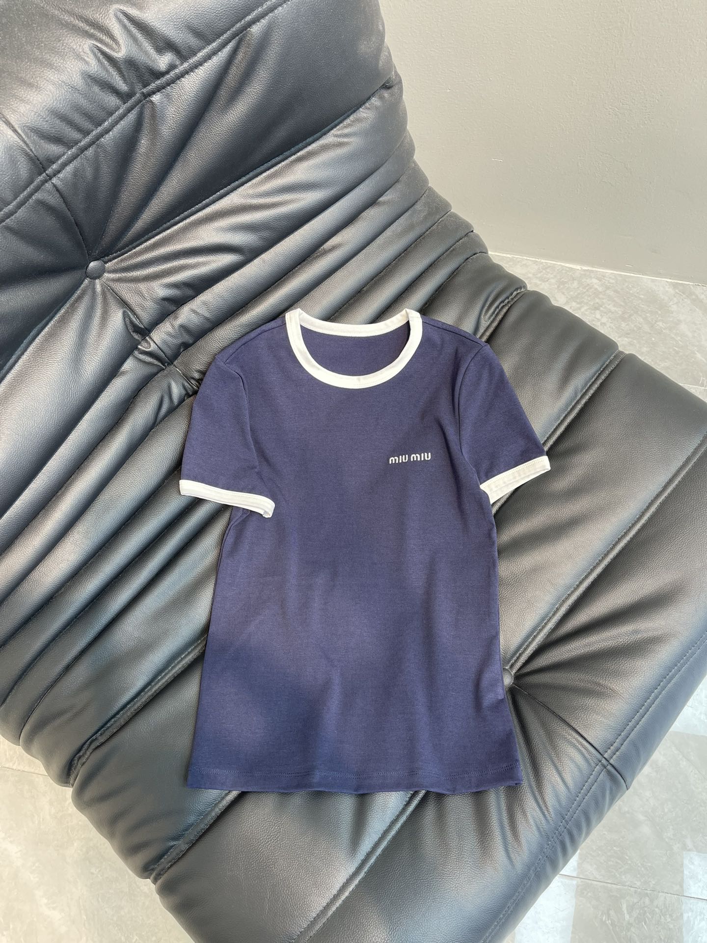 NO:312179,Miumi*25 spring and summer new contrasting edge short-sleeved T-shirt with logo embroidered letters on the chest. Full of exquisite age-reducing feeling. The upper body is absolutely fine. It is versatile and relaxed. The style is comfortable and casual. The encrypted fabric feels soft and glutinous. Classic items that look good when wearing single layers. SM,,miumiu, T-shirt,tees, t-shirt,alexander wang19860909Miumi*25春夏新款撞色边短袖T恤 胸前徽标刺绣字母 满满的精致减龄感 上身绝对不出错 百搭有松弛感 版型合体舒适 随性自在 采用加密的面料手感也很软糯 单穿叠穿都好看的经典单品 SM,,miumiu,T-shirt,tees，t-shirt,alexander wang,Women's clothing