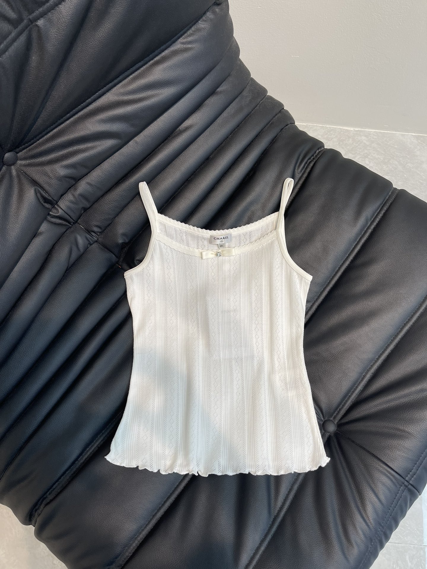 NO:312176,Chane*25 spring and summer new small fragrance vest Coco empty pure cotton suspender, pure white suspender!  White, rich and beautiful must be used as a magical tool!  The age-reducing bow decorative slim fit style is versatile and versatile, and the upper body is super slim!  It looks super good when worn alone!  The pure cotton texture is super comfortable!  The round neck style looks huge and slim!  Simple, elegant and high-end!  Perfect workmanship quality depends on details.SML, chanel, alexander wang19860909Chane*25春夏新款小香背心Coco缕空纯棉小吊带,纯欲风白色小吊带！白富美必入神器！减龄蝴蝶结装饰修身版型万能百搭上身超显瘦！单穿做内搭搭配都超级好看！形口纯棉质感超舒适！圆领版型上身巨显瘦！简约优雅又高级！完美做工品质看细节.SML,,chanel,alexander wang,Women's clothing
