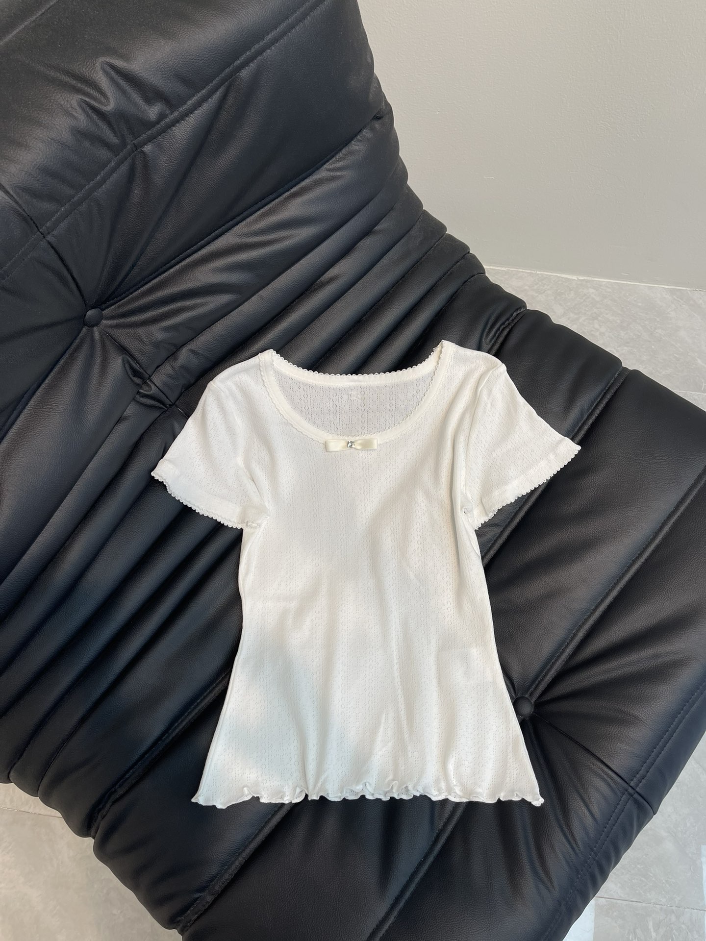 NO:312199,Chane* Xiaoxiang 25 spring and summer new Coco empty pure cotton top short sleeves, white and rich beauty must be used as a magical tool!  The age-reducing bow decorative slim fit style is versatile and versatile, and the upper body is super slim!  It looks super good when worn alone!  The pure cotton texture is super comfortable!  The round neck style looks huge and slim!  Simple, elegant and high-end!  Perfect workmanship quality depends on details.SML AA23988, chanel, T-shirt, alexander wang19860909Chane*小香25春夏新款Coco缕空纯棉小上衣短袖,白富美必入神器！减龄蝴蝶结装饰修身版型万能百搭上身超显瘦！单穿做内搭搭配都超级好看！形口纯棉质感超舒适！圆领版型上身巨显瘦！简约优雅又高级！完美做工品质看细节.SML AA23988,,chanel,T-shirt,alexander wang,Women's clothing