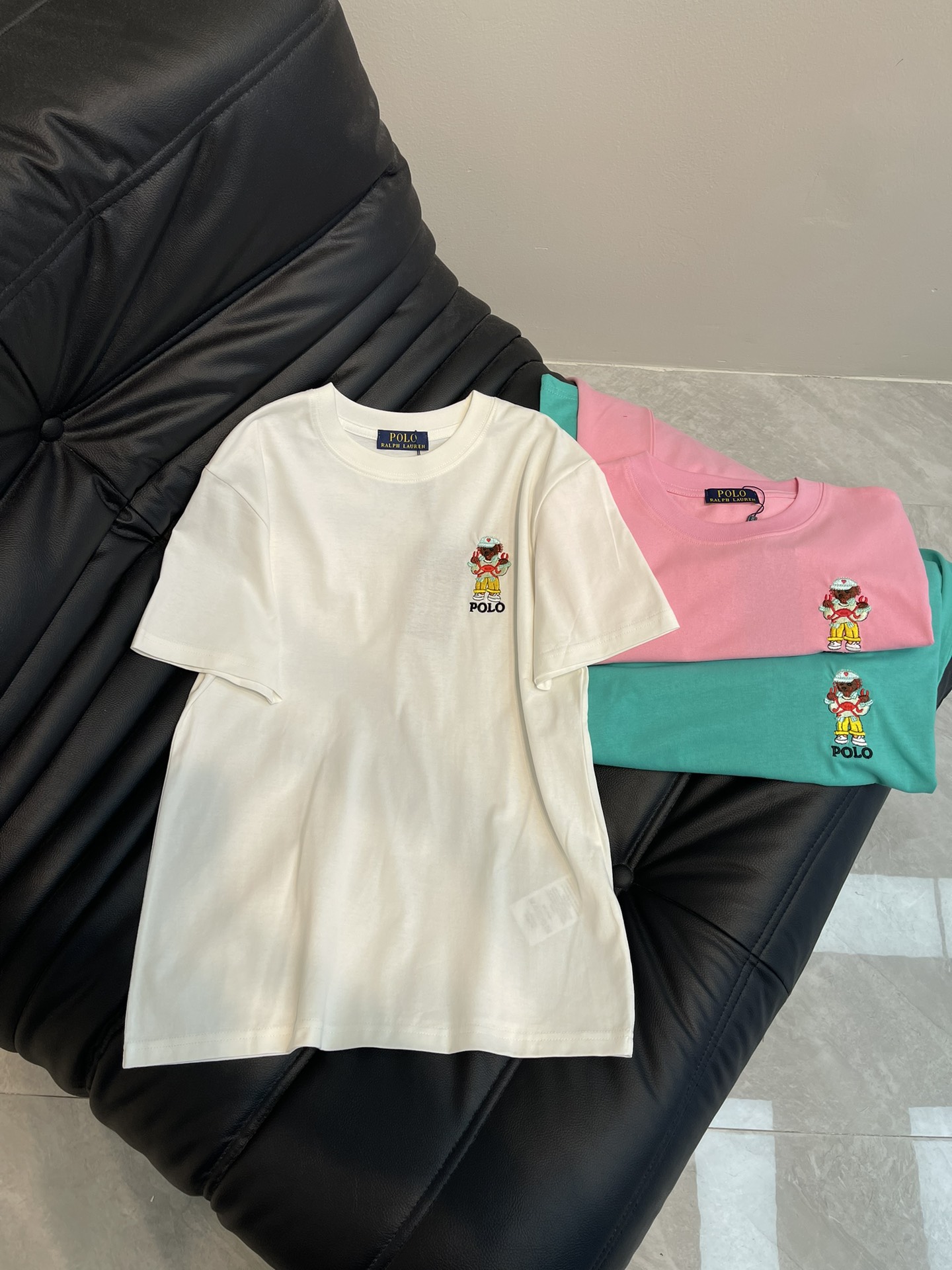 NO:311726,Ralph Laure* 25 spring and summer new polo bear embroidered short-sleeved T-shirt, imported pure cotton fabric, classic style versatile and not picky, and the upper body is very beautiful!  SML AA, loro piana, T-shirt,tees, t-shirt,alexander wang19860909Ralph Laure*拉夫*25春夏新款polo小熊刺绣短袖T恤,进口纯棉面料,经典版型百搭不挑人,上身非常漂亮！ SML AA,,loro piana,T-shirt,tees，t-shirt,alexander wang,Women's clothing