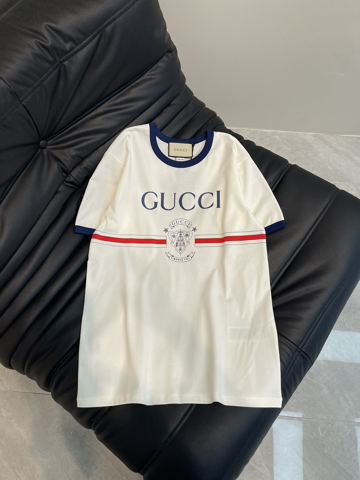 NO:311732,Gucc*25 spring and summer new round neck contrasting letter short-sleeved T-shirt custom made cotton fabric breathable and comfortable and full texture Short-sleeved T-shirt cut to highlight the brand style The neckline cuffs are contrasting threaded edges as design highlights The horizontal bars on the chest are matched with letters to make the simple brand logo become fashionable and stylish in seconds, showing the high-end style, and the inner wear is brilliant and fashionable. SML, gucci, T-shirt,tees, t-shirt,alexander wang19860909Gucc*25春夏新款圆领撞色字母短袖T恤 定制纯棉面料 透气舒适 质感十足 短袖T恤裁剪 凸显品牌格调 领口袖口以撞色螺纹包边作设计亮点 胸前横杠线条感搭配字母 让简单的品牌徽标秒变时尚单品点缀 彰显高级格调 单穿内搭都出彩时髦 SML,,gucci,T-shirt,tees，t-shirt,alexander wang,Women's clothing