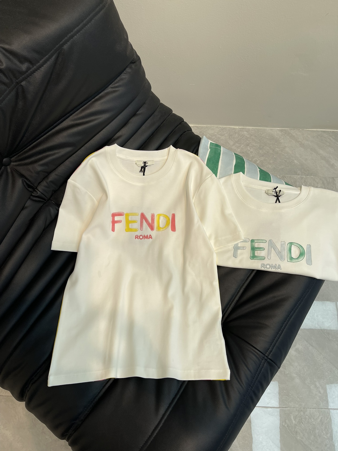 NO:311729,Fend*25 spring and summer new letter hand-painted short-sleeved T-shirt, colorful striped design on the back, high-end imported thick pure cotton fabric, the classic style is versatile and not picky, and the upper body is very beautiful!  SM, fendi, T-shirt,tees, t-shirt,alexander wang19860909Fend*25春夏新款字母手绘短袖T恤,后背彩色条纹设计,高级进口厚款纯棉面料,经典版型百搭不挑人,上身非常漂亮！SM,,fendi,T-shirt,tees，t-shirt,alexander wang,Women's clothing