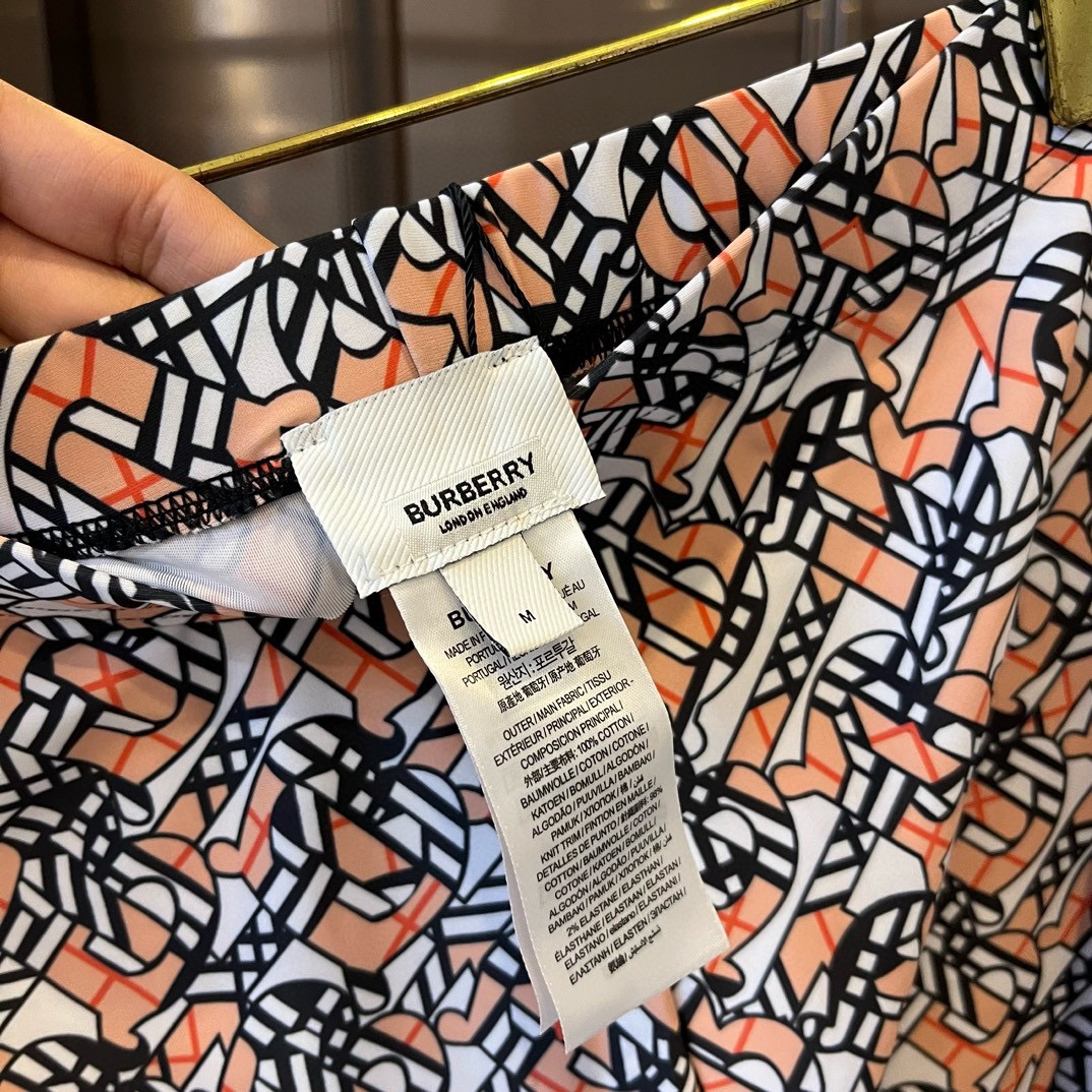 。
巴宝莉Burberry新款高弹力健身瑜伽服运动套装~塑腰小背心（有胸垫）+修身提臀显瘦打底裤脚 码数
