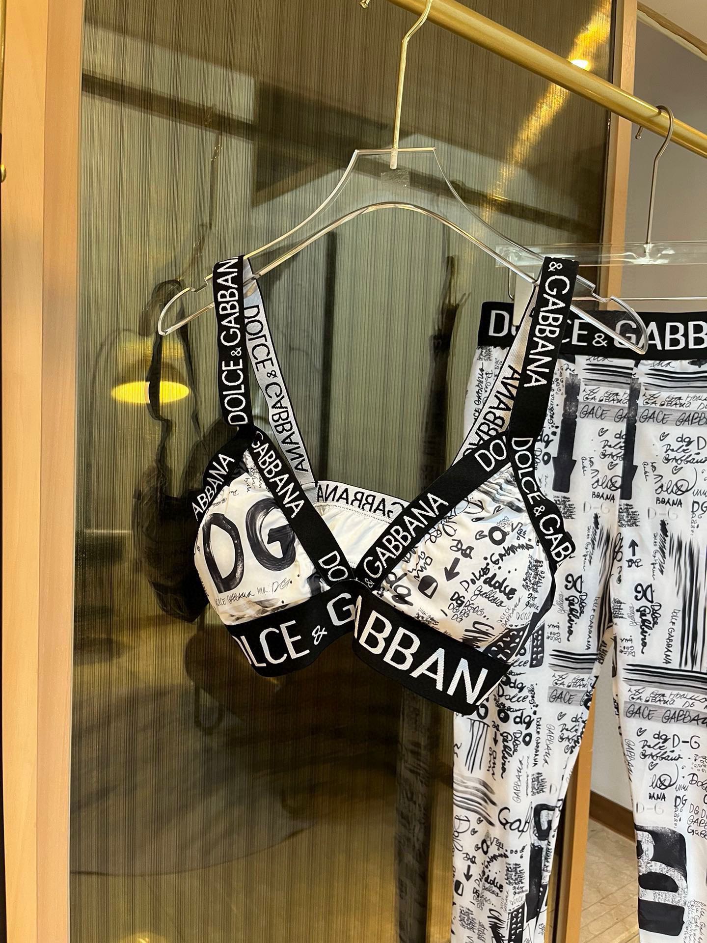 。
DG新款印花高弹力健身瑜伽服运动套装~吊带背心+裤子修身提臀显瘦打底裤脚          码数：S