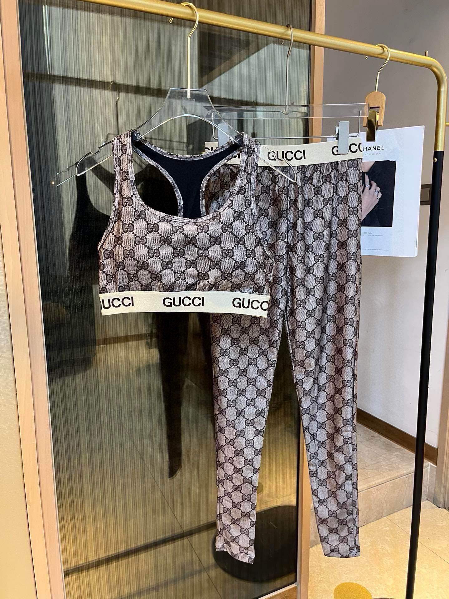 。
Gucci古奇高弹力健身瑜伽服运动套装~塑腰小背心（有胸垫）+修身提臀显瘦打底裤脚 码数：SM L 