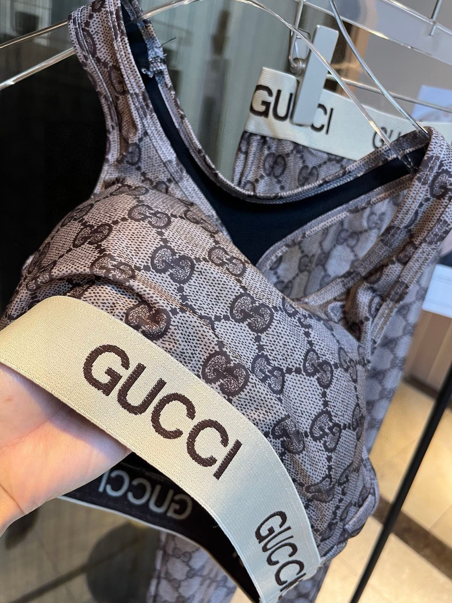 。
Gucci古奇高弹力健身瑜伽服运动套装~塑腰小背心（有胸垫）+修身提臀显瘦打底裤脚 码数：SM L 
