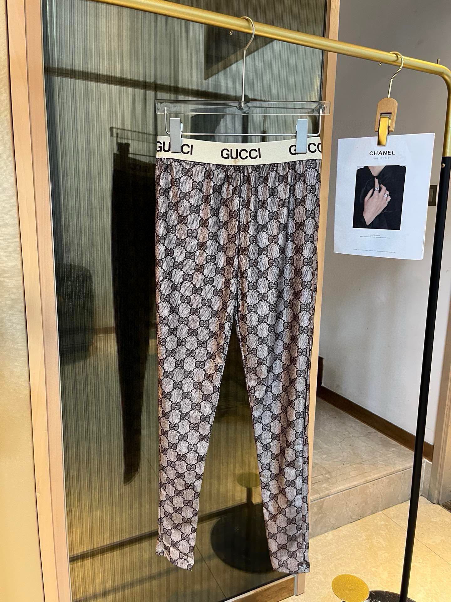 。
Gucci古奇高弹力健身瑜伽服运动套装~塑腰小背心（有胸垫）+修身提臀显瘦打底裤脚 码数：SM L 