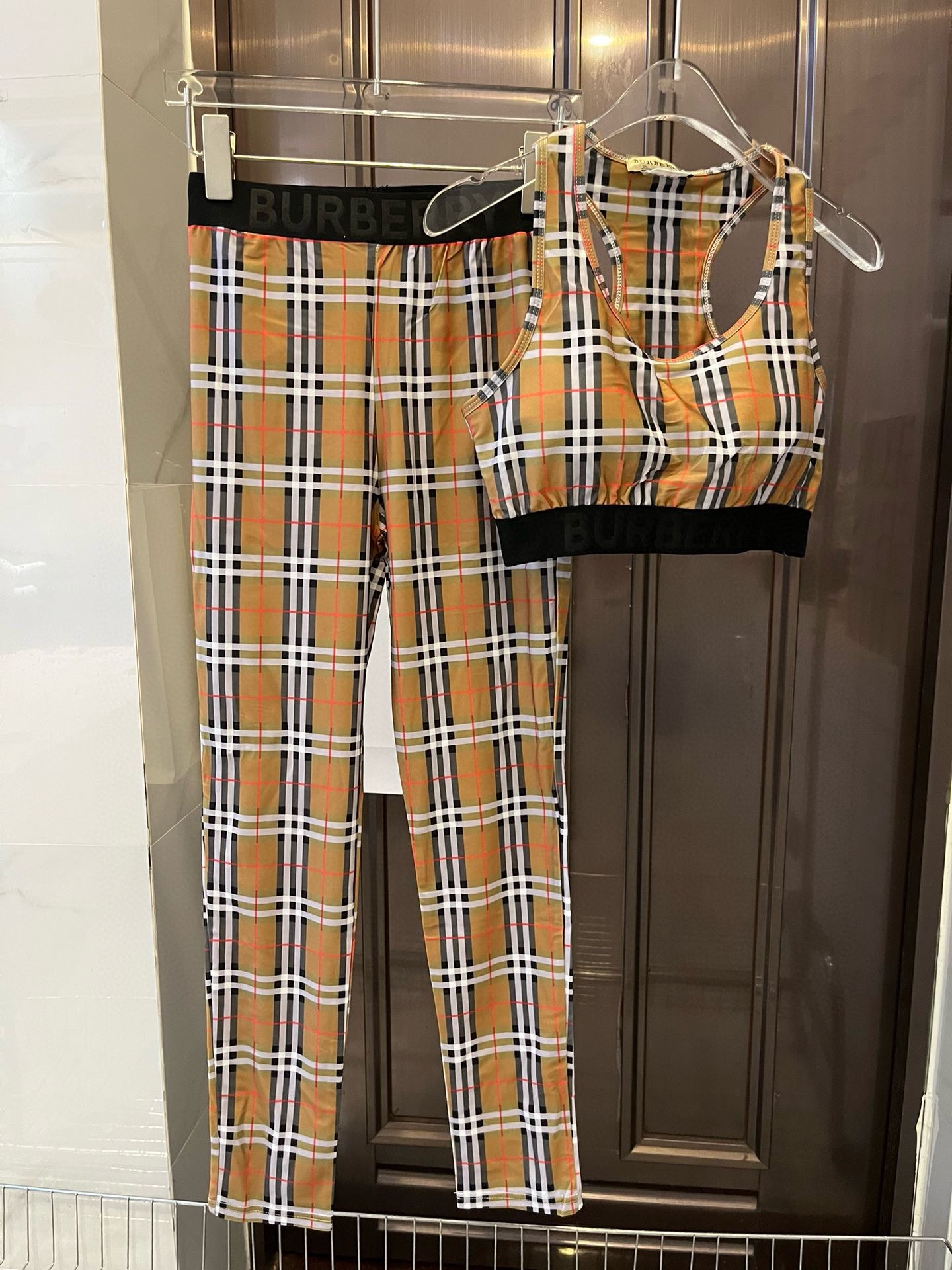 。
TB巴宝莉Burberry新款高弹力健身瑜伽服运动套装~塑腰小背心 修身提臀显瘦打底裤脚      