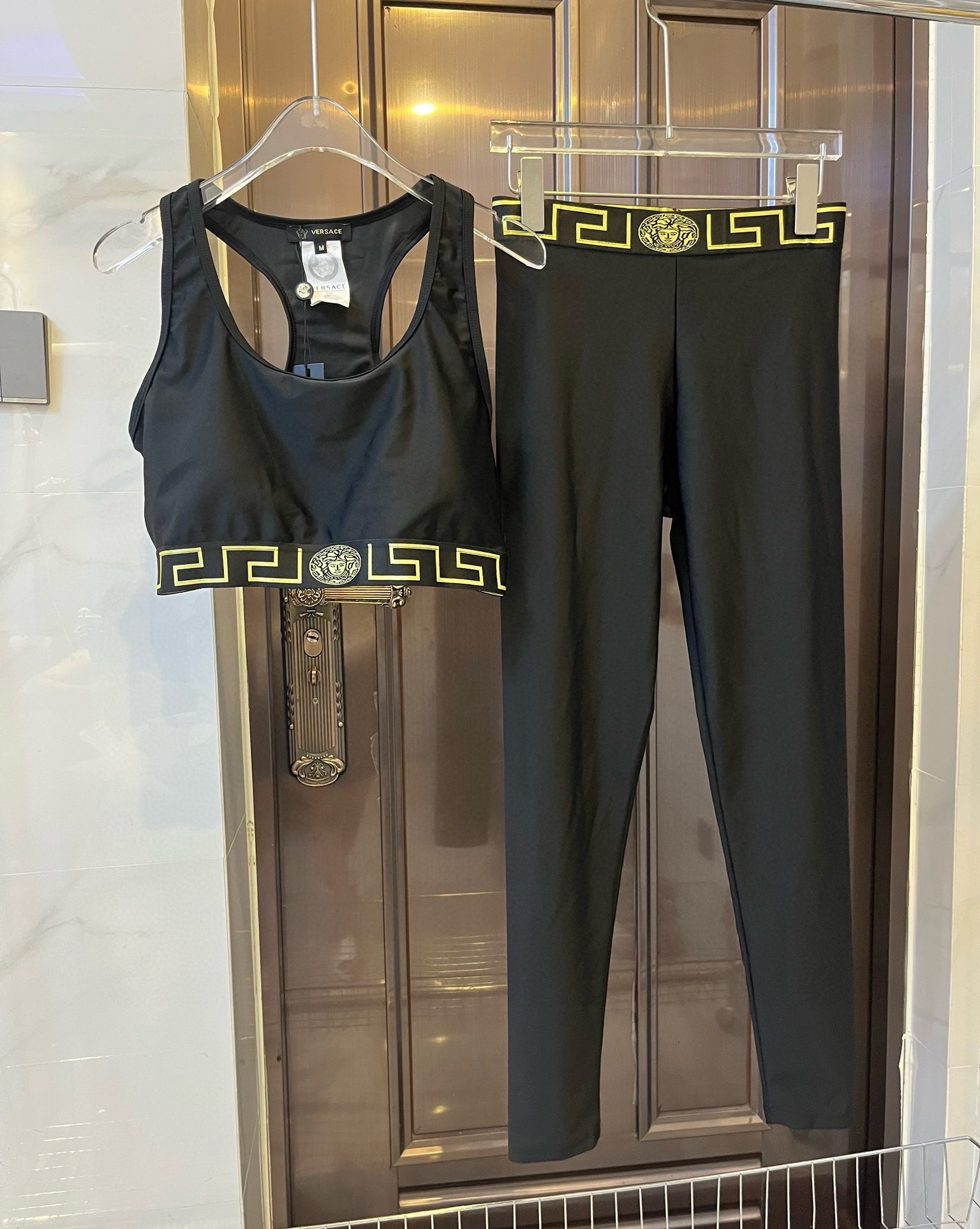 。
范思哲新款高弹力健身瑜伽服运动套装~塑腰小背心 修身提臀显瘦打底裤脚          码数：SM 