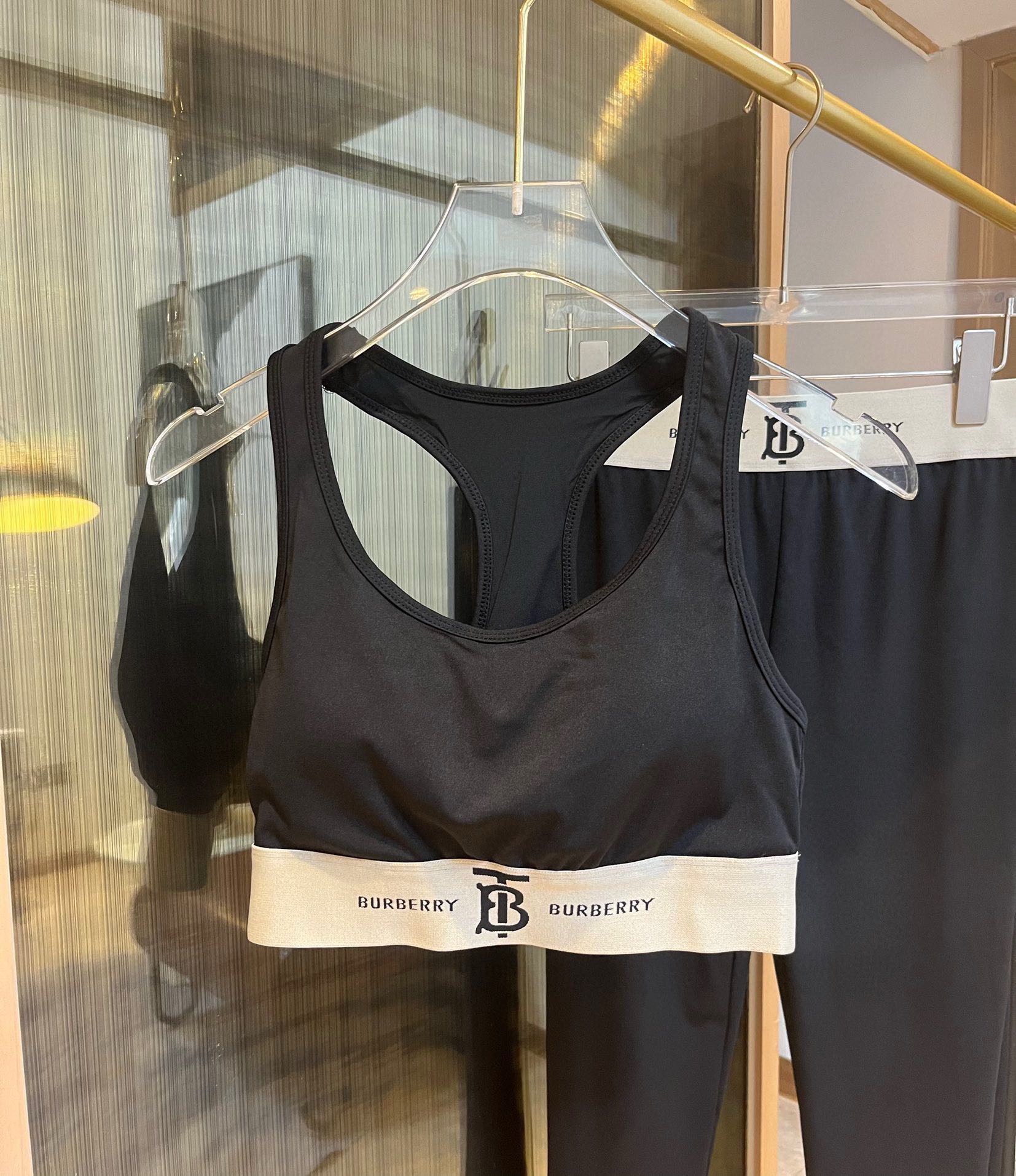 。
TB巴宝莉Burberry新款高弹力健身瑜伽服运动套装~塑腰小背心 修身提臀显瘦打底裤脚      