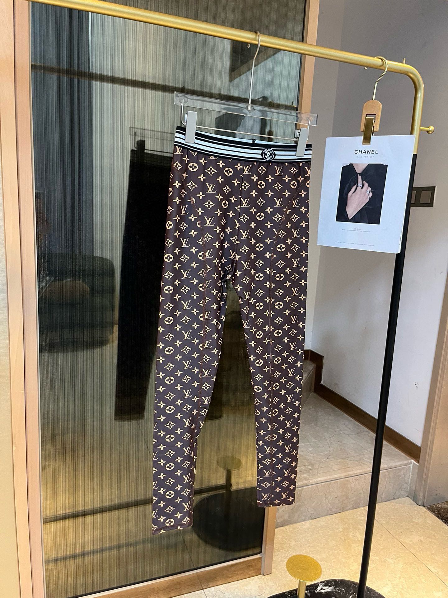 。
Lv新款高弹力健身瑜伽服运动套装~塑腰小背心（有胸垫）+修身提臀显瘦打底裤脚 码数：SM L