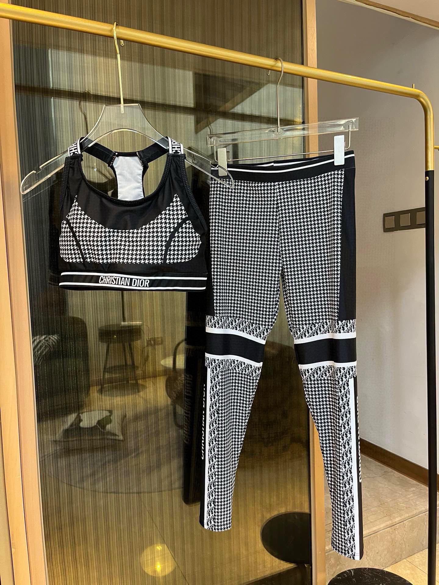 
Dior新款高弹力健身瑜伽服运动套装~塑腰小背心（无胸垫）+修身提臀显瘦打底裤脚          码