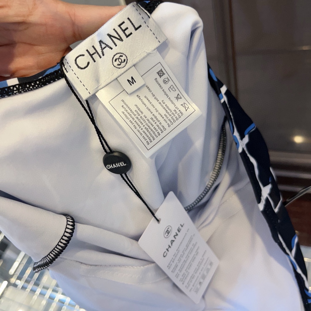 。
Dior新款高弹力健身瑜伽服运动套装~塑腰小背心（带胸垫）+修身提臀显瘦打底裤脚          