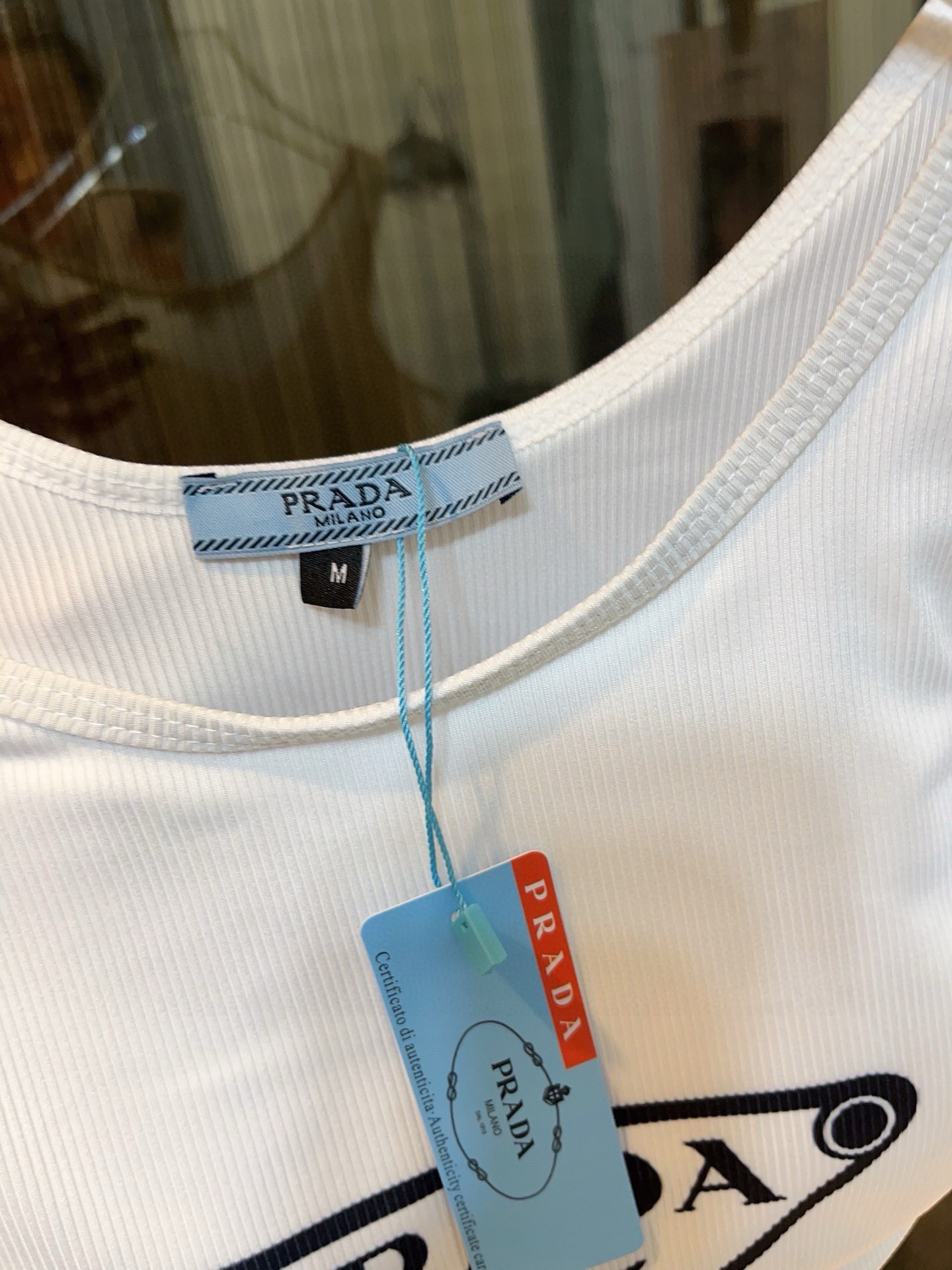 。
PRADA普拉达高弹力健身瑜伽服运动套装~塑腰小背心（带胸垫）+修身提臀显瘦打底裤脚        