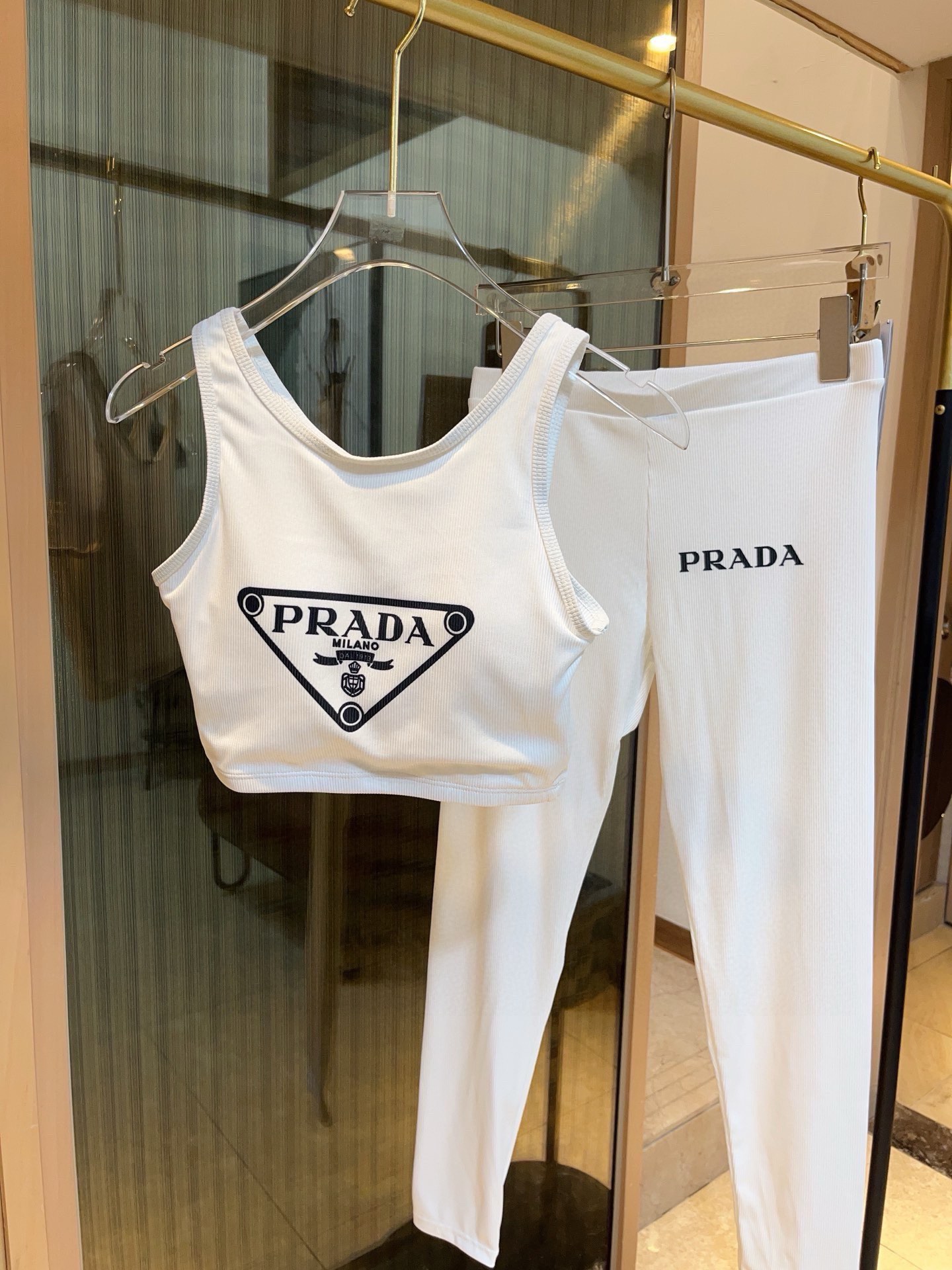 。
PRADA普拉达高弹力健身瑜伽服运动套装~塑腰小背心（带胸垫）+修身提臀显瘦打底裤脚        