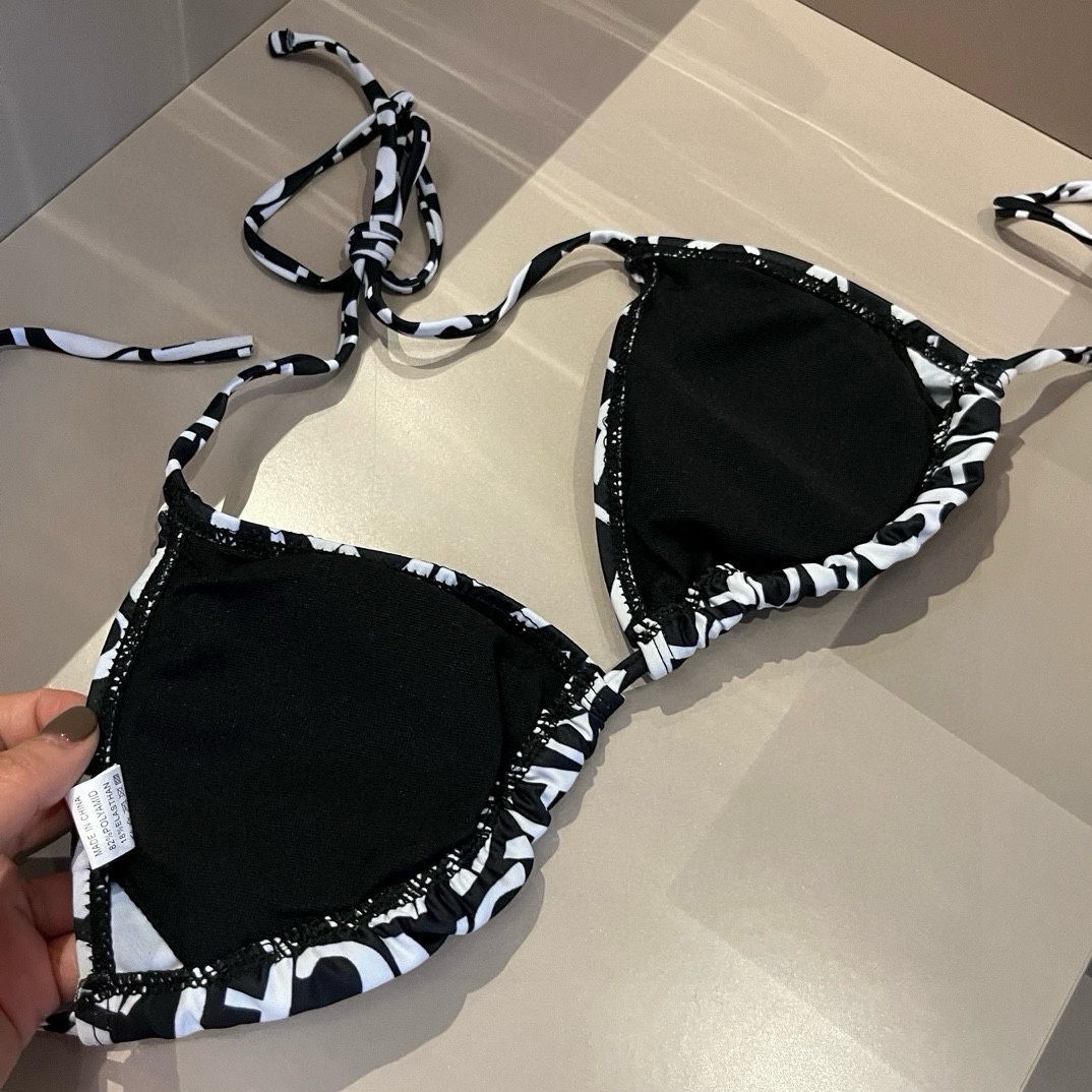 。
范思哲比基尼👙👙❤️😍🥰适合多种场景的游泳衣🏊‍♀️海边 游泳池 温泉 水上乐园 漂流都可以😌内搭外