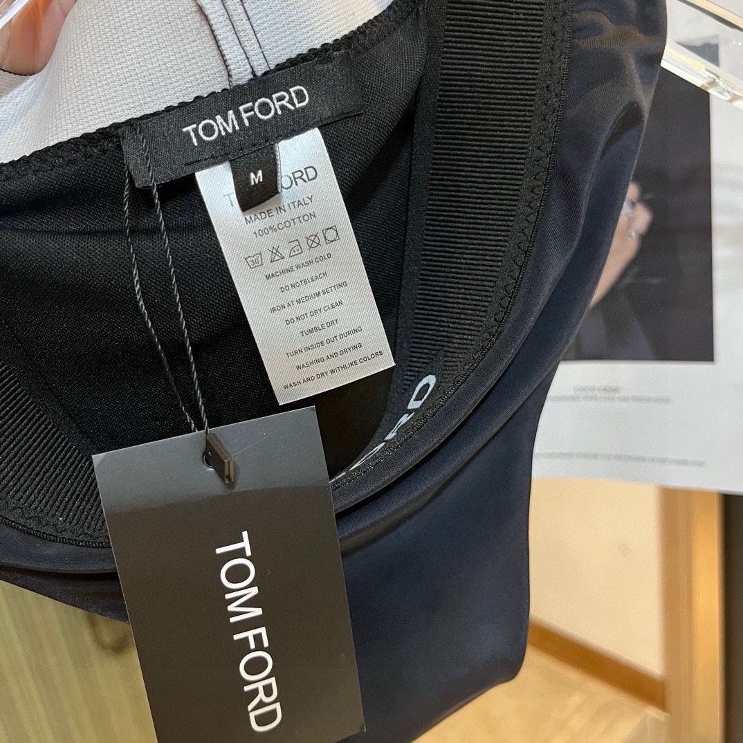 。
TOMFORD新款比基尼中古套装 小香logo印花吊带背心+三角打底裤分体泳衣，黑色，S M L