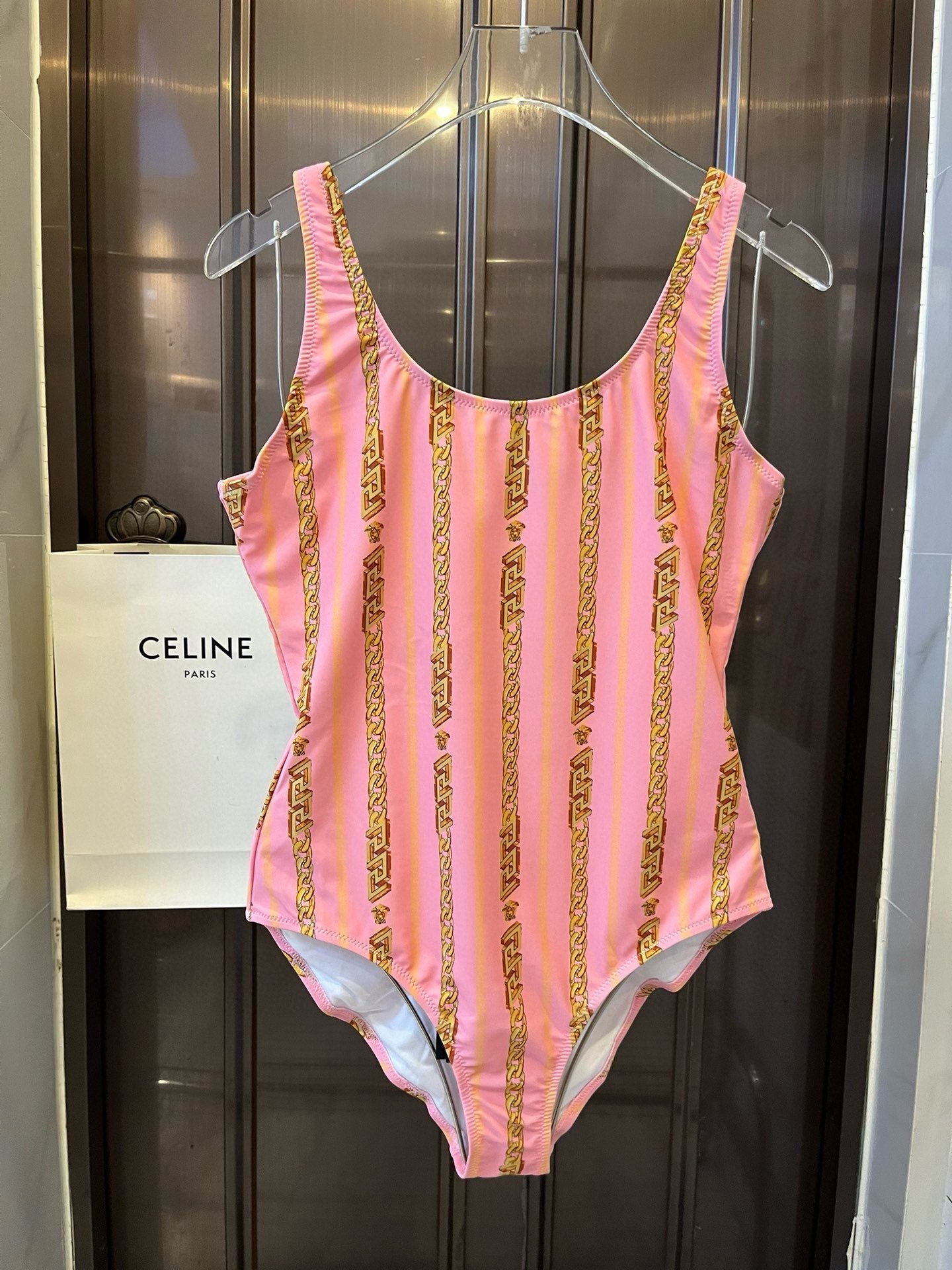。
范思哲连体式泳衣👙❤️😍🥰适合多种场景的游泳衣🏊‍♀️海边 游泳池 温泉 水上乐园 漂流都可以😌内搭