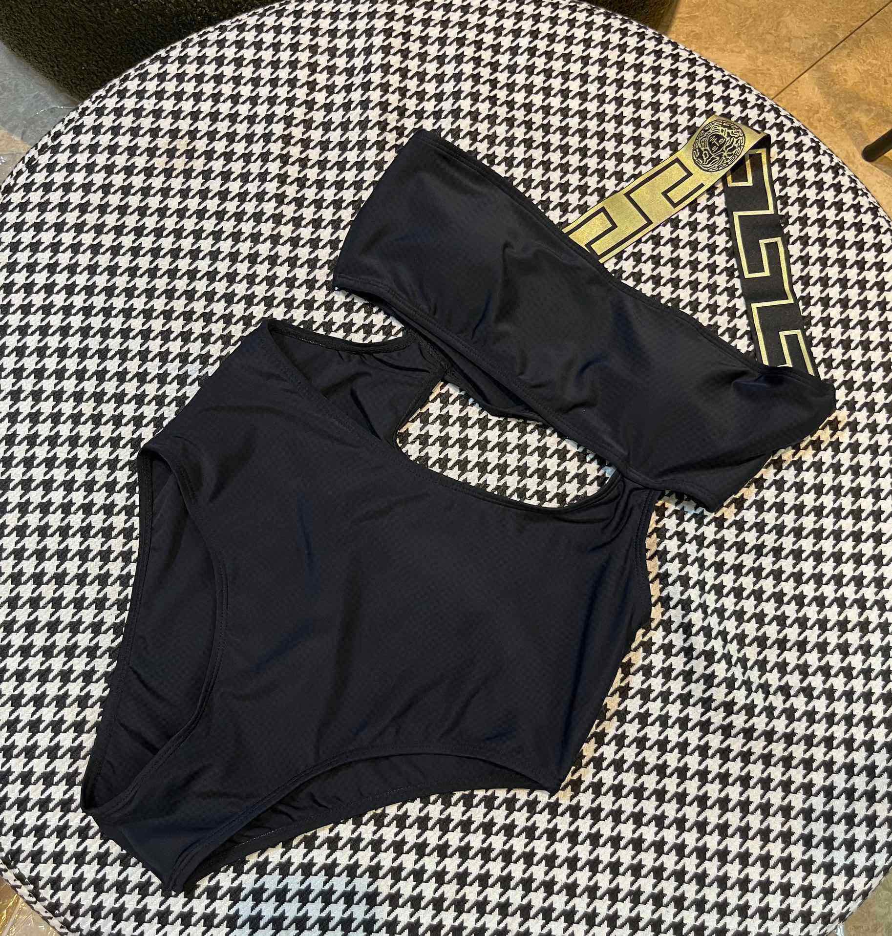 。
范思哲比基尼👙👙❤️😍🥰适合多种场景的游泳衣🏊‍♀️海边 游泳池 温泉 水上乐园 漂流都可以😌内搭外