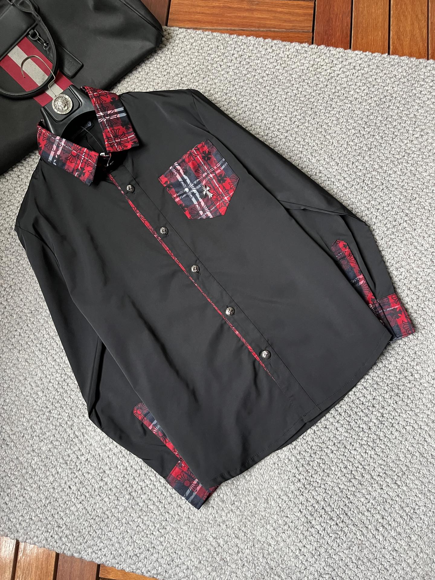 NO:135370,Croxin 2025 Spring and Summer New Products, Complete Three Standards, Shirts, Don’t need to introduce too much good products, look at the details, counter code M-XXXL /140 Suggestions L,,chrome hearts,shirts,alexander wang19860909克罗心2025春夏新品 三标齐全 衬衫 好货不用过多介绍 看细节 专柜码数M-XXXL /140建议L,,chrome hearts,shirts,alexander wang,Men's clothing