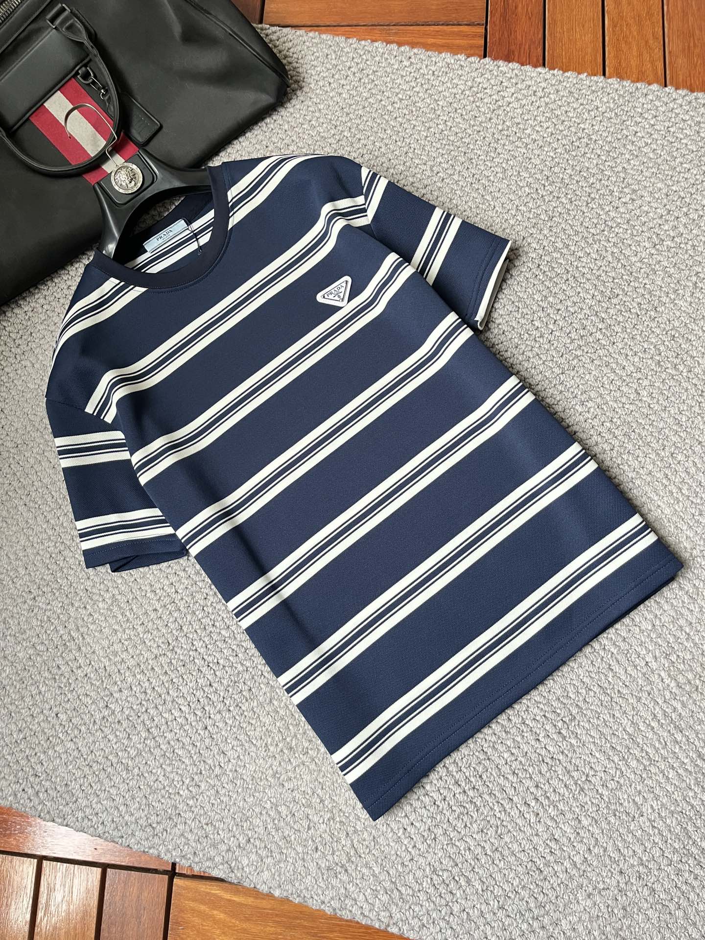 NO:135361,Prada 2025 Spring and Summer New Products, Complete Three Standards, Round Neck Pure Cotton Short-Sleeve T-shirts, Don’t need to introduce too much good products, look at the details, Counter Code M-XXXL 175/140 Suggestions,,prada,T-shirt,tees,t-shirt,alexander wang19860909普拉达 2025春夏新品 三标齐全 圆领纯棉短袖T恤 好货不用过多介绍 看细节 专柜码数M-XXXL 175/140建议L,,prada,T-shirt,tees，t-shirt,alexander wang,Men's clothing