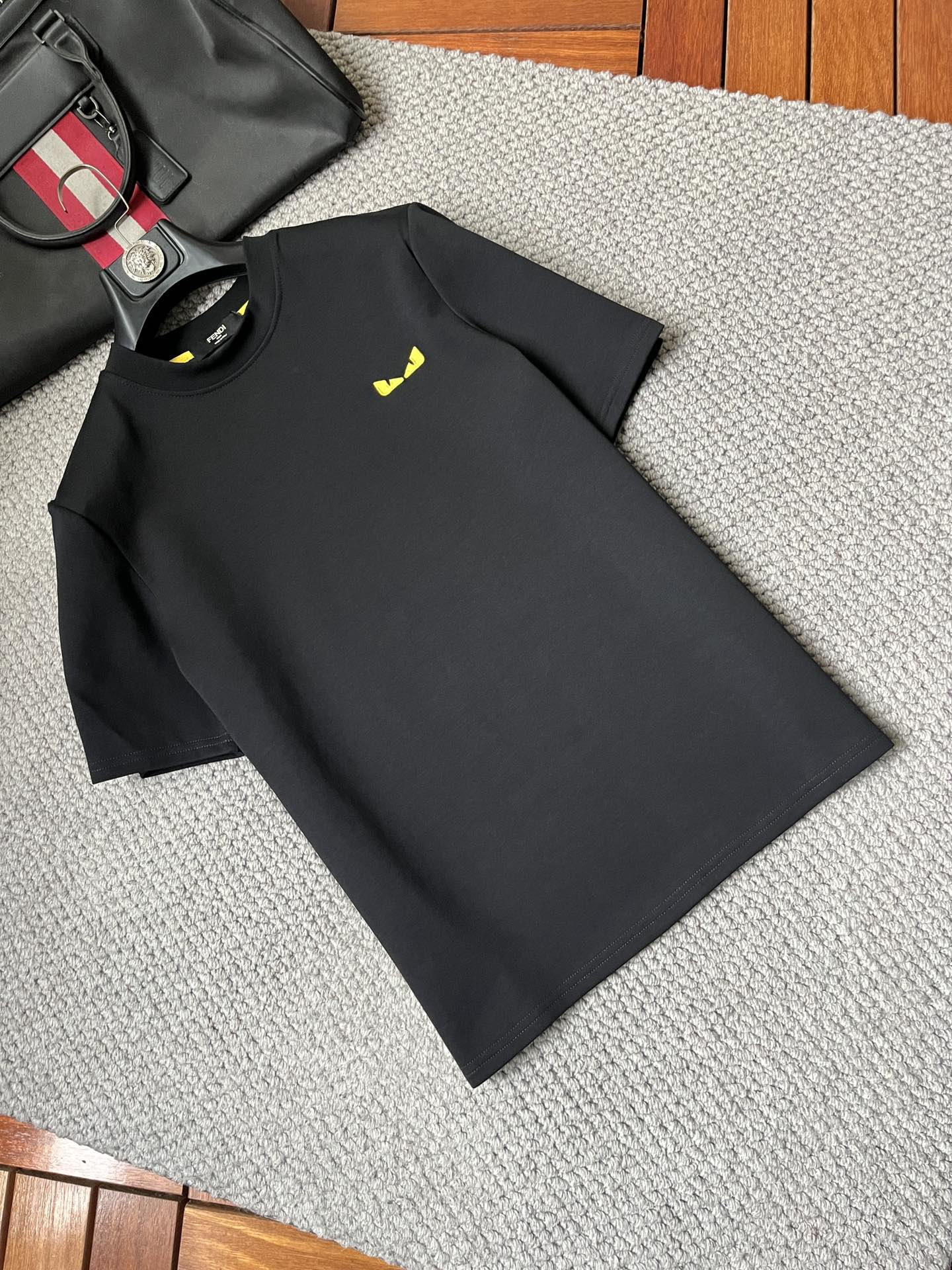 NO:135359,Fendi 2025 Spring and Summer New Products, Complete Three Standards, Round Neck Pure Cotton Short-Sleeved T-shirts, Don’t need to introduce too much good products, look at the details, Counter Code M-XXXL 175/140 Suggestions, L, fendi, T-shirt, tees, t-shirt, alexander wang19860909芬迪 2025春夏新品 三标齐全 圆领纯棉短袖T恤 好货不用过多介绍 看细节 专柜码数M-XXXL 175/140建议L,,fendi,T-shirt,tees，t-shirt,alexander wang,Men's clothing