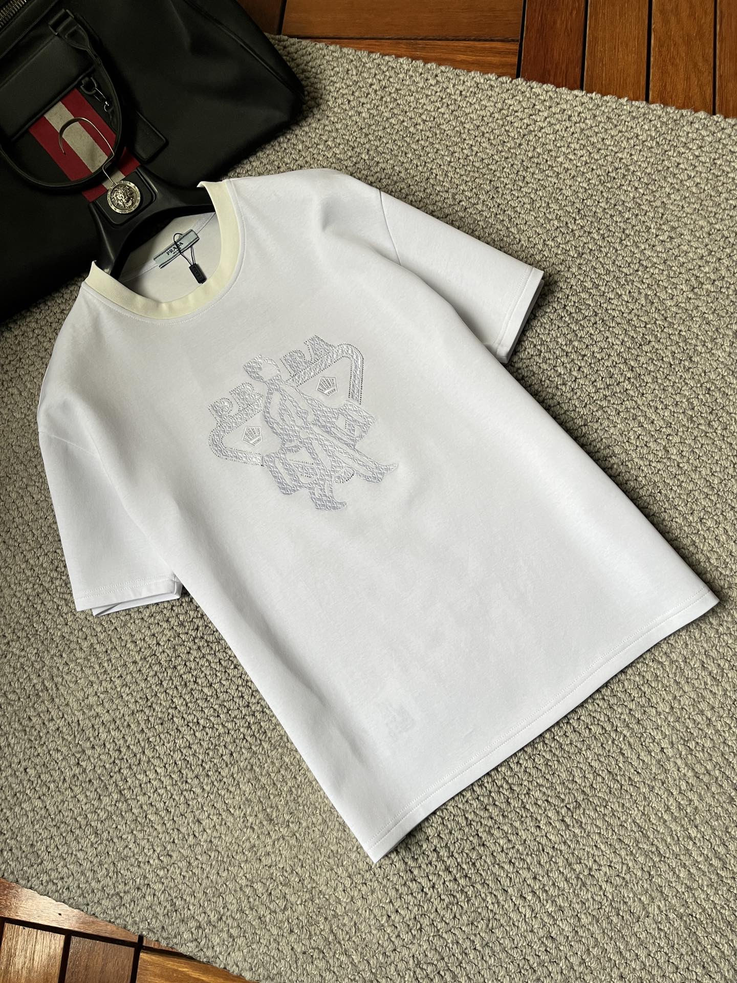 NO:135352,Prada/Prada 2025 spring and summer new product, complete three standards, round neck pure cotton short-sleeved T-shirt, no need to introduce too much good products, look at the details, counter code M-XXXL 175/140 Suggestions,,prada,prada,T-shirt,tees,t-shirt,alexander wang19860909Prada/普拉达 2025春夏新品 三标齐全 圆领纯棉短袖T恤 好货不用过多介绍 看细节 专柜码数M-XXXL 175/140建议L,,prada,prada,T-shirt,tees，t-shirt,alexander wang,Men's clothing