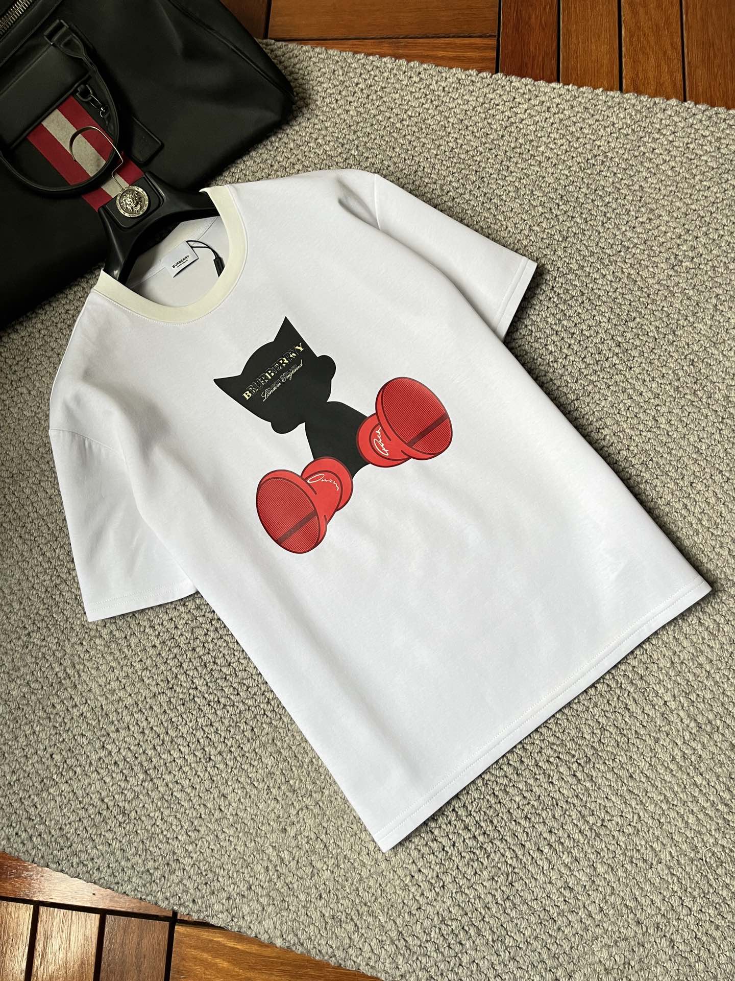 NO:135353,Burberry/Burberry 2025 Spring and Summer New Products, Complete Three Standards, Round Neck Pure Cotton Short-Sleeve T-shirts, Don’t need to introduce too much good products, look at the details, Counter Code M-XXXL 175/140 Suggestions, L, burberry, burberry, T-shirt, tees, t-shirt, alexander wang19860909Burberry/巴宝莉 2025春夏新品 三标齐全 圆领纯棉短袖T恤 好货不用过多介绍 看细节 专柜码数M-XXXL 175/140建议L,,burberry,burberry,T-shirt,tees，t-shirt,alexander wang,Men's clothing