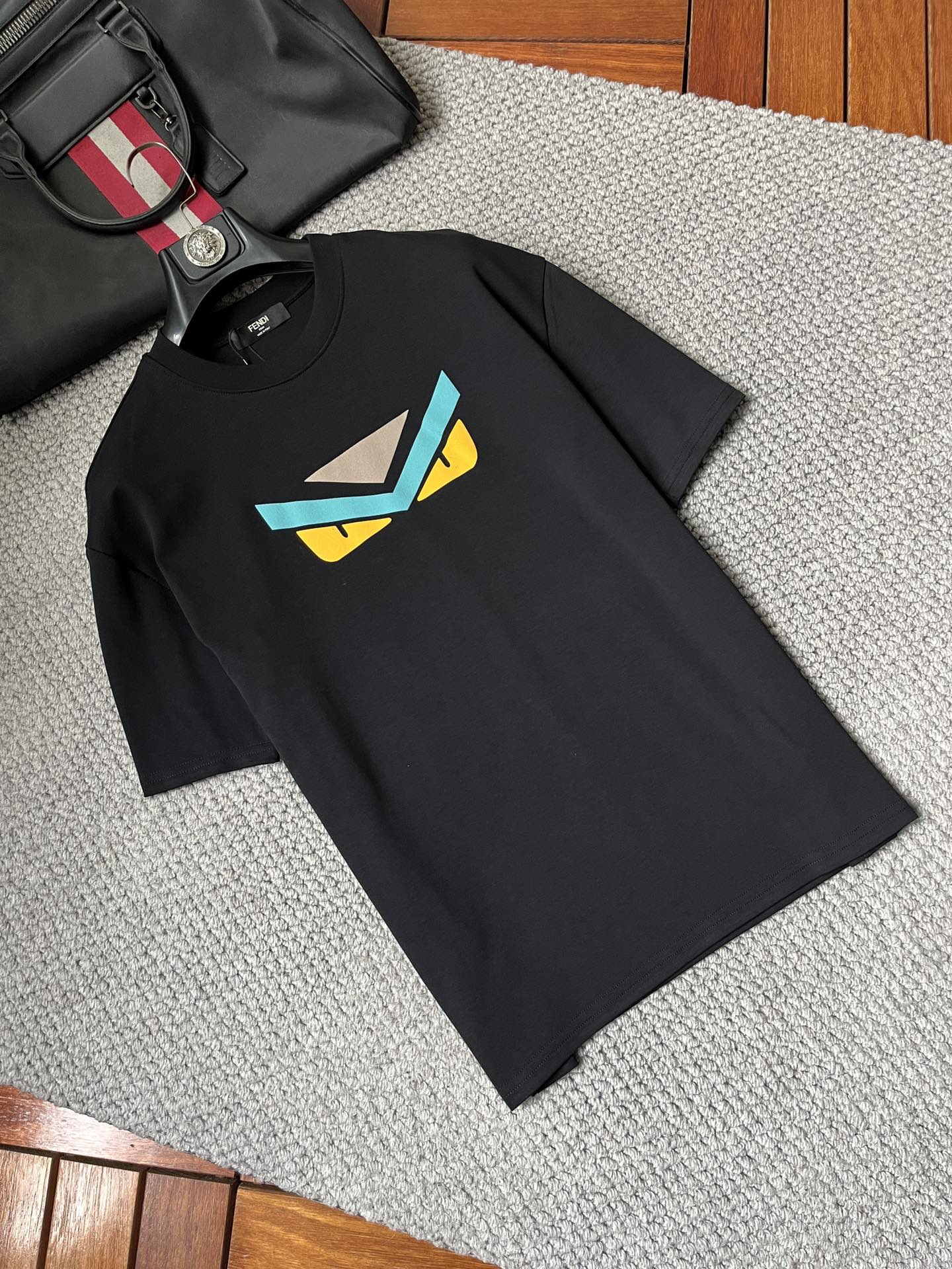 NO:135364,Fendi 2025 spring and summer new product, complete three standards, round neck pure cotton short-sleeved T-shirt, no need to introduce too much good products, look at the details, counter code M-XXXL 175/140 Suggestions, L, fendi, T-shirt, tees, t-shirt, alexander wang19860909芬迪2025春夏新品 三标齐全 圆领纯棉短袖T恤 好货不用过多介绍 看细节 专柜码数M-XXXL 175/140建议L,,fendi,T-shirt,tees，t-shirt,alexander wang,Men's clothing