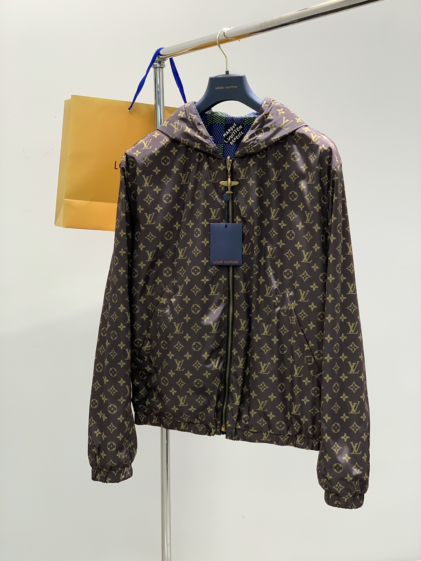 NO:126158,,LouisVuitton, the latest model for spring 2025, available at the counter at the same time, original single product, fashionable and casual hooded jacket on both sides, very distinctive on the upper body!  Eye-catching and highlighted, imported original fabric, top-level printed craft letter pattern decoration logo, original hardware and auxiliary decoration, simple but not lacking in fashion, classic and atmospheric, comfortable and breathable, handsome and stylish, code S-XL,, louis vuitton, louis vuitton, jackets & coats, hats, alexander wang19860909,LouisVuitton 路易威登,2025春季最新款,专柜同步有售,原单狠货,时尚休闲两面穿连帽外套,上身很有特点！吸睛而有亮点,进口原版面料,顶级印花工艺字母图案装饰Logo,原版五金辅料装饰,简单而不失时尚,经典大气,舒适透气,上身帅气有型,码数S-XL,,louis vuitton,louis vuitton,jackets & coats,hats,alexander wang,Men's clothing