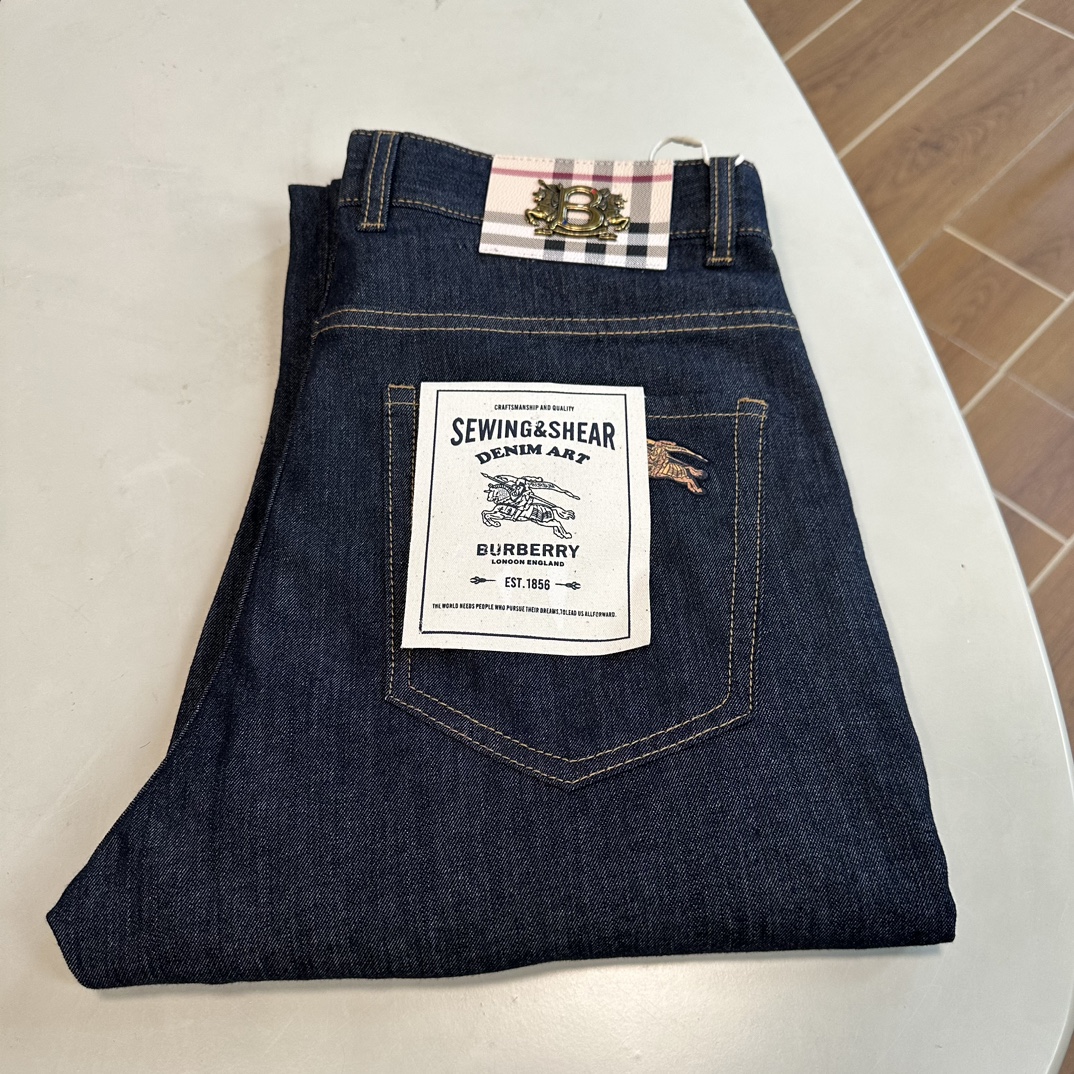 NO:162865,BBR Burberry exclusively offers new jeans, high-end version!  Customized fabrics for counters are breathable and comfortable, with impeccable details, and the brand element design concept reflects high quality. The feel is delicate and soft!  It is casually cut, with a great upper body style!  29-40, burberry, jeans, alexander wang19860909BBR 巴宝莉独家专供新款 牛仔裤,高端版本！专柜定制面料 透气舒适度高,细节无可挑剔,品牌元素设计理念,体现高品质.手感细腻柔软！呈现休闲裁剪,上身版型超赞！ 码数29-40,,burberry,jeans,alexander wang,Men's clothing