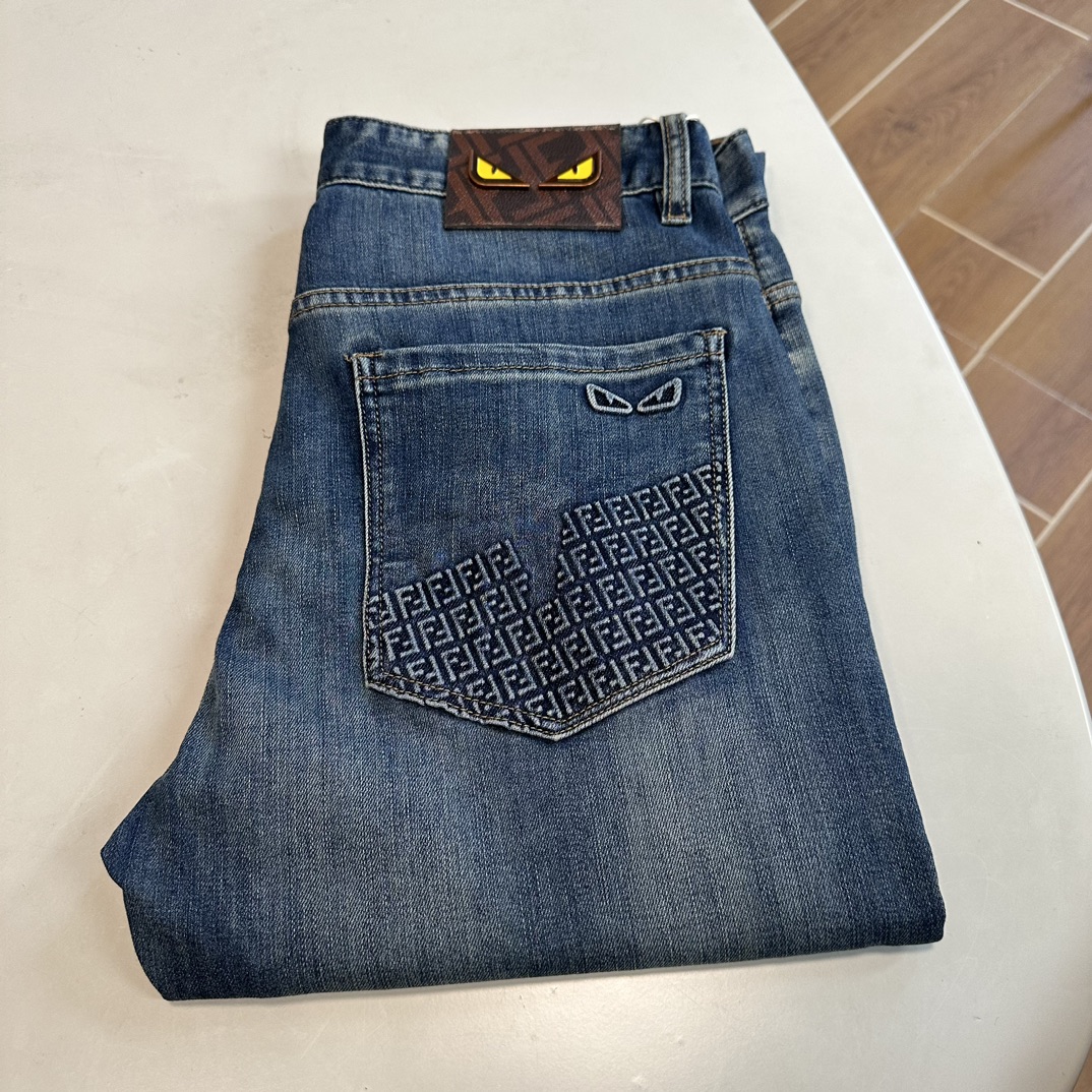 NO:134890,FD Fendi exclusively offers new jeans, high-end version!  Customized fabrics for counters are breathable and comfortable, with impeccable details, and the brand element design concept reflects high quality. The feel is delicate and soft!  It is casually cut, with a great upper body style!  Number of codes 29-40, fendi, jeans, alexander wang19860909FD 芬迪独家专供新款 牛仔裤,高端版本！专柜定制面料 透气舒适度高,细节无可挑剔,品牌元素设计理念,体现高品质.手感细腻柔软！呈现休闲裁剪,上身版型超赞！ 码数29-40,,fendi,jeans,alexander wang,Men's clothing