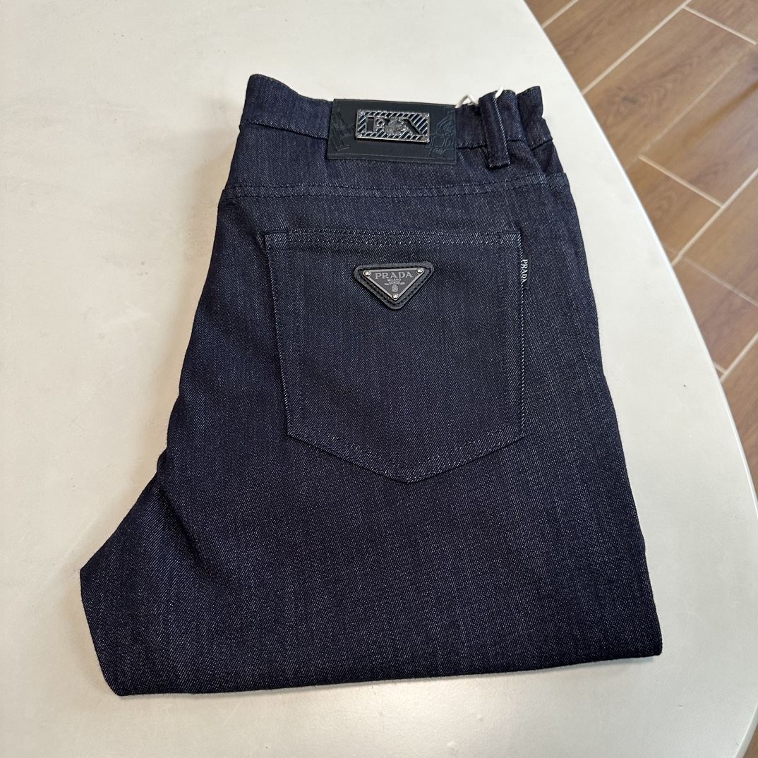 NO:134887,PRA Prada exclusively for new jeans, high-end version!  Customized fabrics for counters are breathable and comfortable, with impeccable details, and the brand element design concept reflects high quality. The feel is delicate and soft!  It is casually cut, with a great upper body style!  29-40, prada, prada, jeans, alexander wang19860909PRA 普拉达独家专供新款 牛仔裤,高端版本！专柜定制面料 透气舒适度高,细节无可挑剔,品牌元素设计理念,体现高品质.手感细腻柔软！呈现休闲裁剪,上身版型超赞！ 码数29-40,,prada,prada,jeans,alexander wang,Men's clothing