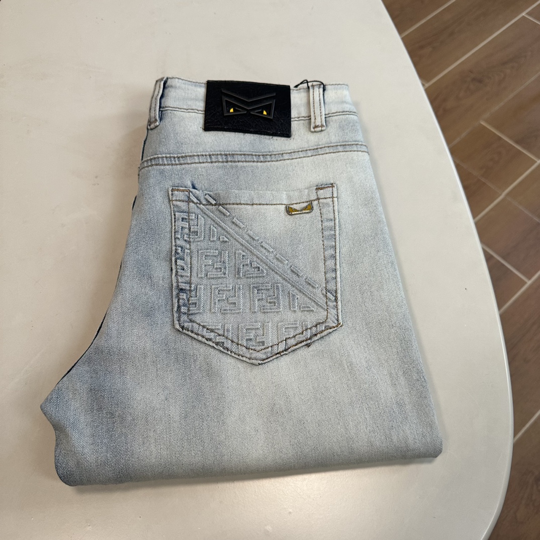 NO:134884,FD Fendi exclusively offers new jeans, high-end version!  Customized fabrics for counters are breathable and comfortable, with impeccable details, and the brand element design concept reflects high quality. The feel is delicate and soft!  It is casually cut, with a great upper body style!  Number of codes 29-40, fendi, jeans, alexander wang19860909FD 芬迪独家专供新款 牛仔裤,高端版本！专柜定制面料 透气舒适度高,细节无可挑剔,品牌元素设计理念,体现高品质.手感细腻柔软！呈现休闲裁剪,上身版型超赞！ 码数29-40,,fendi,jeans,alexander wang,Men's clothing