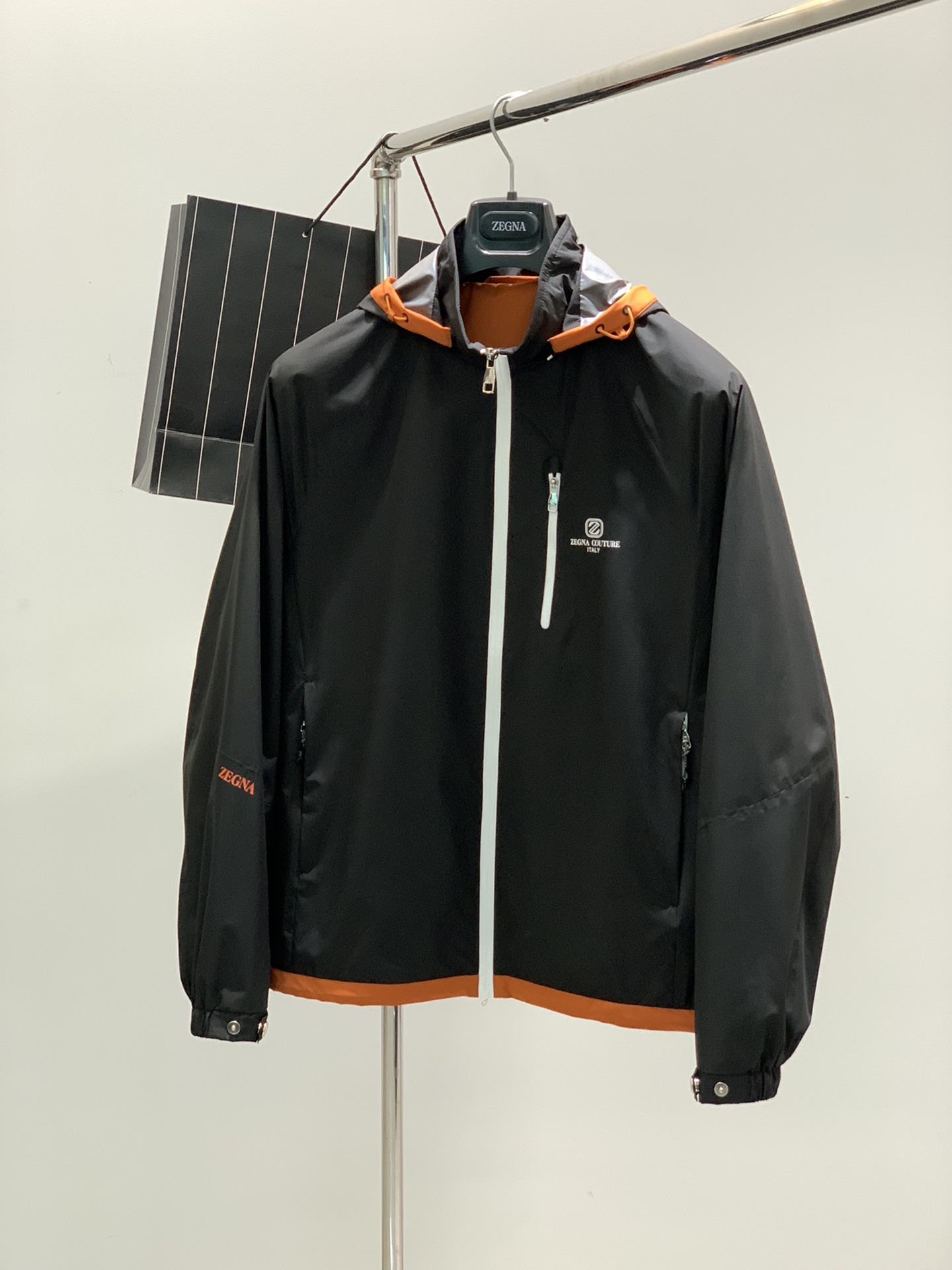 NO:122876,,Jenia Zegna, the latest spring product, available at the counter at the same time, original single product, fashionable casual jacket hooded jacket, imported original fabric, comfortable and breathable, top-grade embroidery craft letter pattern decoration logo, original hardware and accessories decoration, the upper body is very handsome!  2 colors recommended, code number M-3XL, popular products recommended!  ,zegna,jackets & coats,jackets & coats,hats,alexander wang19860909,杰尼亚 Zegna,春季最新品,专柜同步有售,原单狠货,时尚休闲夹克连帽外套,采用进口原版面料,舒适透气,顶级刺绣工艺字母图案装饰logo,原版五金辅料装饰,上身帅气十足！2色推荐,码数M-3XL,爆款推荐！,,zegna,jackets & coats,jackets & coats,hats,alexander wang,Men's clothing