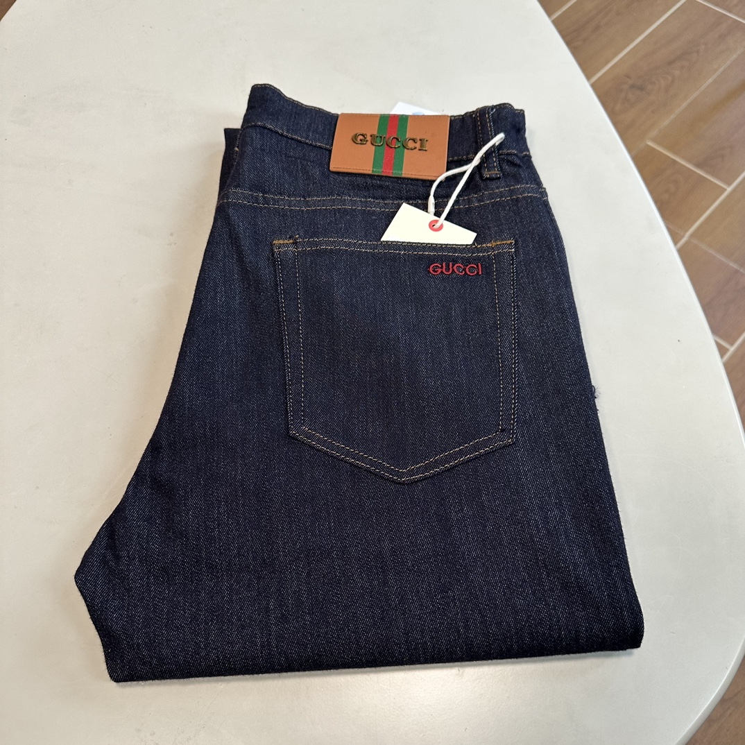 NO:134881,GU Gucci exclusively offers new jeans, high-end version!  Customized fabrics for counters are breathable and comfortable, with impeccable details, and the brand element design concept reflects high quality. The feel is delicate and soft!  It is casually cut, with a great upper body style!  Number of codes 29-40, gucci, jeans, alexander wang19860909GU 古驰独家专供新款 牛仔裤,高端版本！专柜定制面料 透气舒适度高,细节无可挑剔,品牌元素设计理念,体现高品质.手感细腻柔软！呈现休闲裁剪,上身版型超赞！ 码数29-40,,gucci,jeans,alexander wang,Men's clothing