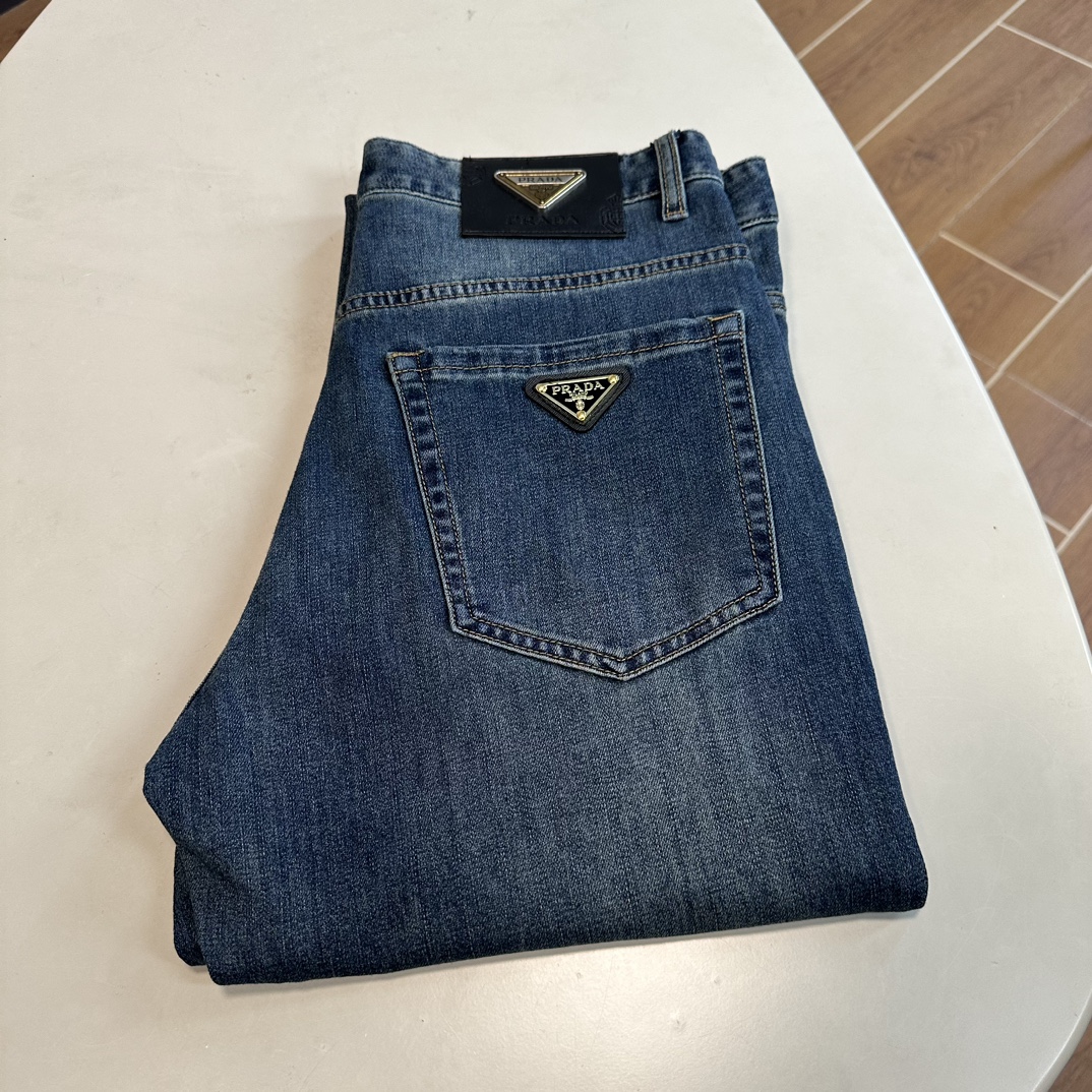 NO:134878,ZZ Jenia exclusively offers new jeans, high-end version!  Customized fabrics for counters are breathable and comfortable, with impeccable details, and the brand element design concept reflects high quality. The feel is delicate and soft!  It is casually cut, with a great upper body style!  29-40 yards, zegna, jeans, alexander wang19860909ZZ 杰尼亚独家专供新款 牛仔裤,高端版本！专柜定制面料 透气舒适度高,细节无可挑剔,品牌元素设计理念,体现高品质.手感细腻柔软！呈现休闲裁剪,上身版型超赞！ 码数29-40,,zegna,jeans,alexander wang,Men's clothing