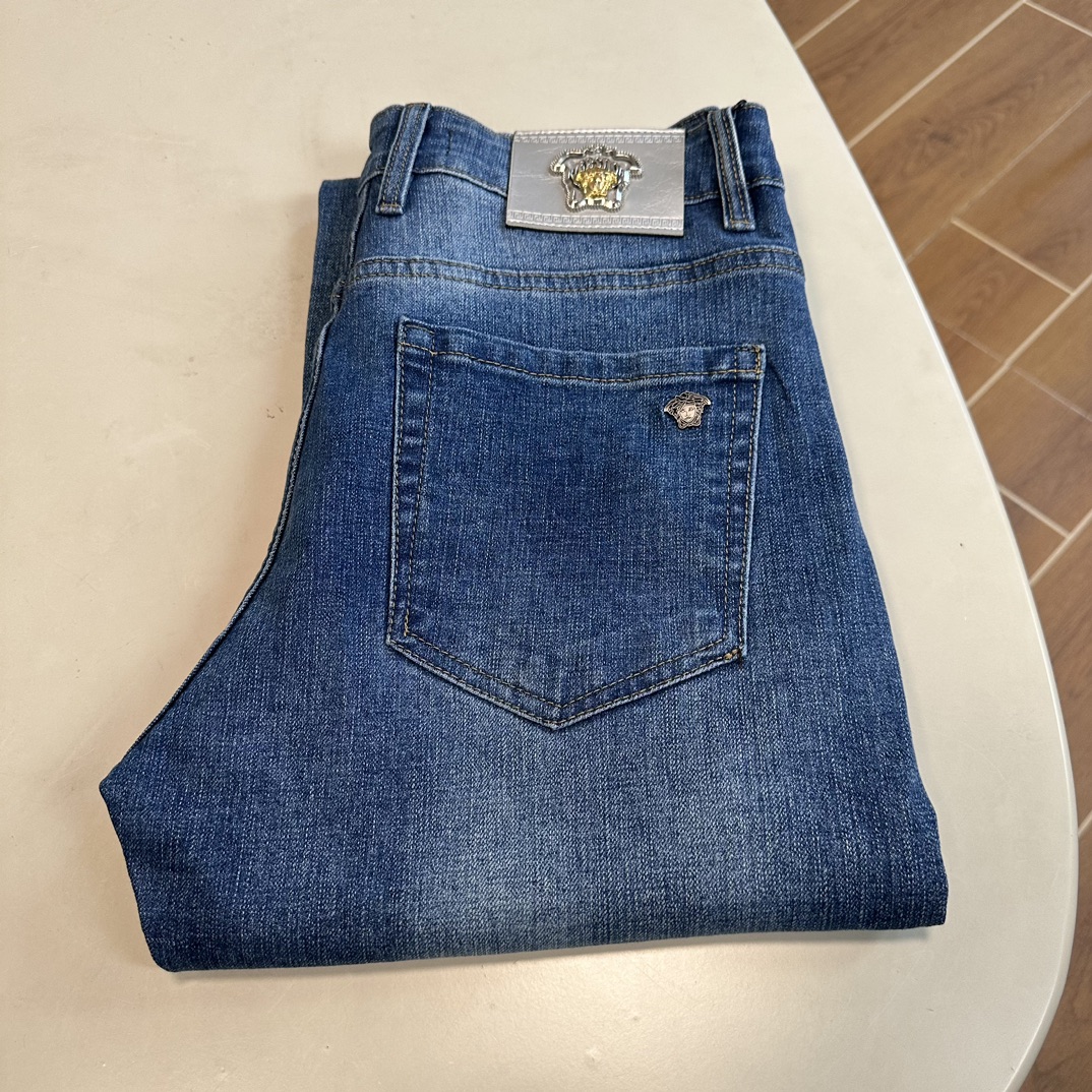 NO:465250,VS Versace exclusively for new jeans, high-end version!  Customized fabrics for counters are breathable and comfortable, with impeccable details, and the brand element design concept reflects high quality. The feel is delicate and soft!  It is casually cut, with a great upper body style!  Count 29-40, versace, jeans, alexander wang19860909VS 范思哲独家专供新款 牛仔裤,高端版本！专柜定制面料 透气舒适度高,细节无可挑剔,品牌元素设计理念,体现高品质.手感细腻柔软！呈现休闲裁剪,上身版型超赞！ 码数29-40,,versace,jeans,alexander wang,Men's clothing