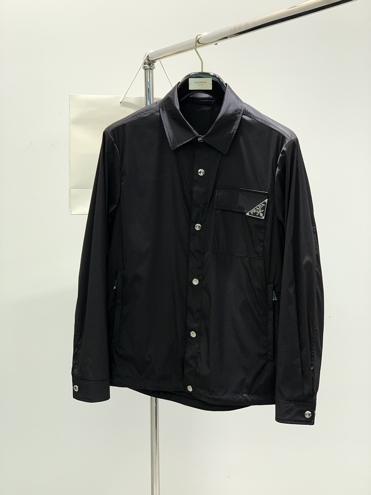 NO:122888,,PRADA Prada, the latest spring products, special counters are available at the same time, fashionable casual jackets, imported original fabrics, extremely complex workmanship, the only channel that can be used as a purchasing agent level, top-level glue printing craft letter pattern logo, original hardware and auxiliary decoration, extremely high grade, comfortable and versatile, handsome and stylish upper body, 2 colors recommendation, code number M-3XL,,prada,prada, jackets & coats,jackets & coats,alexander wang19860909,PRADA 普拉达,春季最新品,专柜同步有售,时尚休闲夹克外套,进口原版面料,做工极为复杂,唯一可以做代购级别的渠道狠货,顶级印胶工艺字母图案logo,原版五金辅料装饰,档次极高,舒适百搭,上身帅气有型,2色推荐,码数M-3XL,,prada,prada,jackets & coats,jackets & coats,alexander wang,Men's clothing