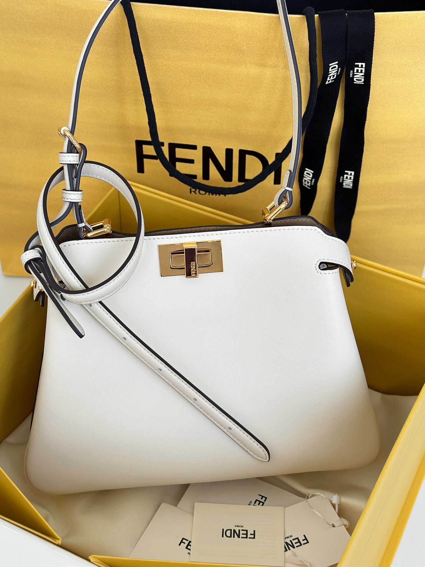 Fendi Peekaboo Bolsa de Mano Pequeña de Piel Blanca con Bandolera Ajustable