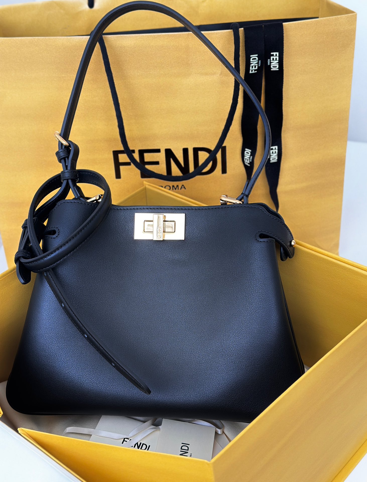Fendi Peekaboo Small Handtas Zwart Leer - Elegant & Veelzijdig