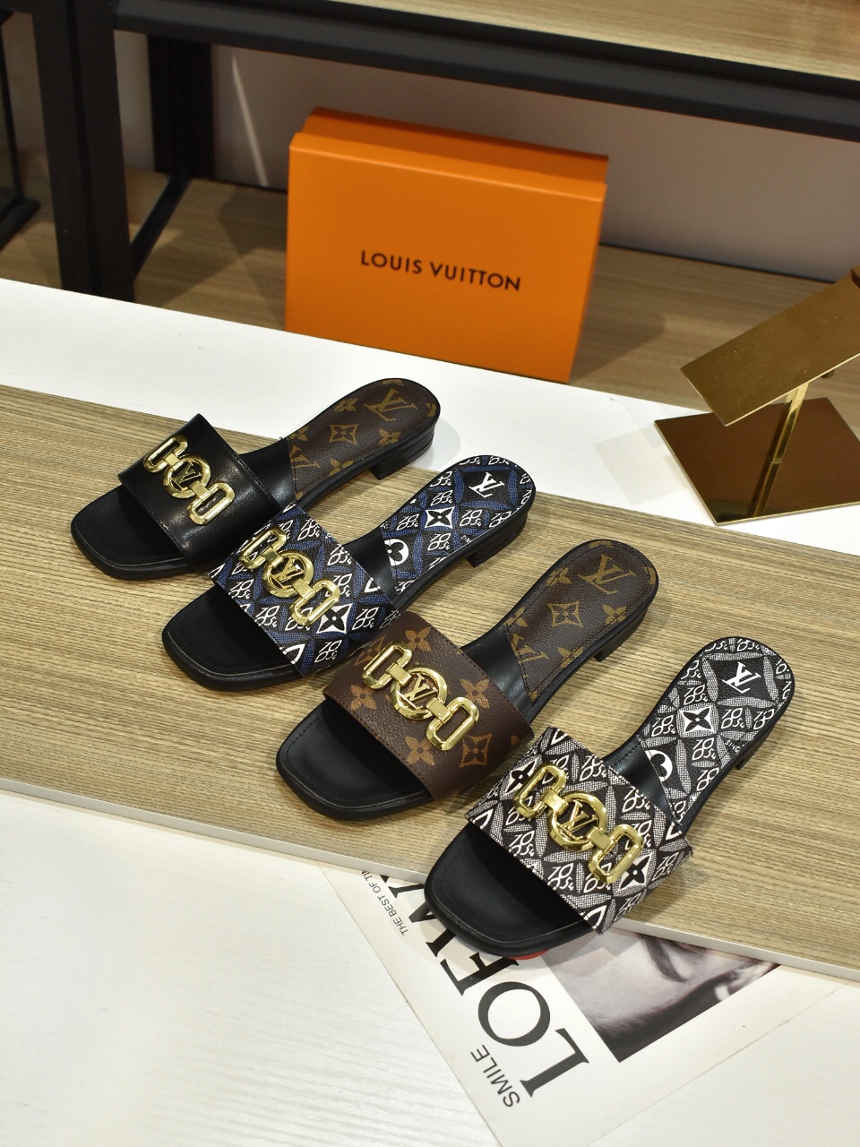 NO:258679,LV sandals shipped rose/rose; official website and counter are updated simultaneously; fabric LV special presbyterian leather   imported calfskin; high-end cotton sheepskin inside, high-end goatskin footbed; rubber sole, comfortable and fashionable and generous; original last shape, size: 35-40, (41 and 42 sizes can be customized) spot sales, yuan, slippers, louis vuitton, sandals, slippers, cowhide, sheepskin19860909LV凉鞋出货了玫瑰/玫瑰；官网及专柜同步更新；面料LV专用老花皮 进口小牛皮；内里高档棉羊皮,垫脚高档山羊皮；橡胶大底,上脚舒服,时尚大方;原版的楦形,码数:35-40,（41、42码可定做）现货销售,元,拖鞋,louis vuitton,sandals,slippers,cowhide,sheepskin,Women's Shoes