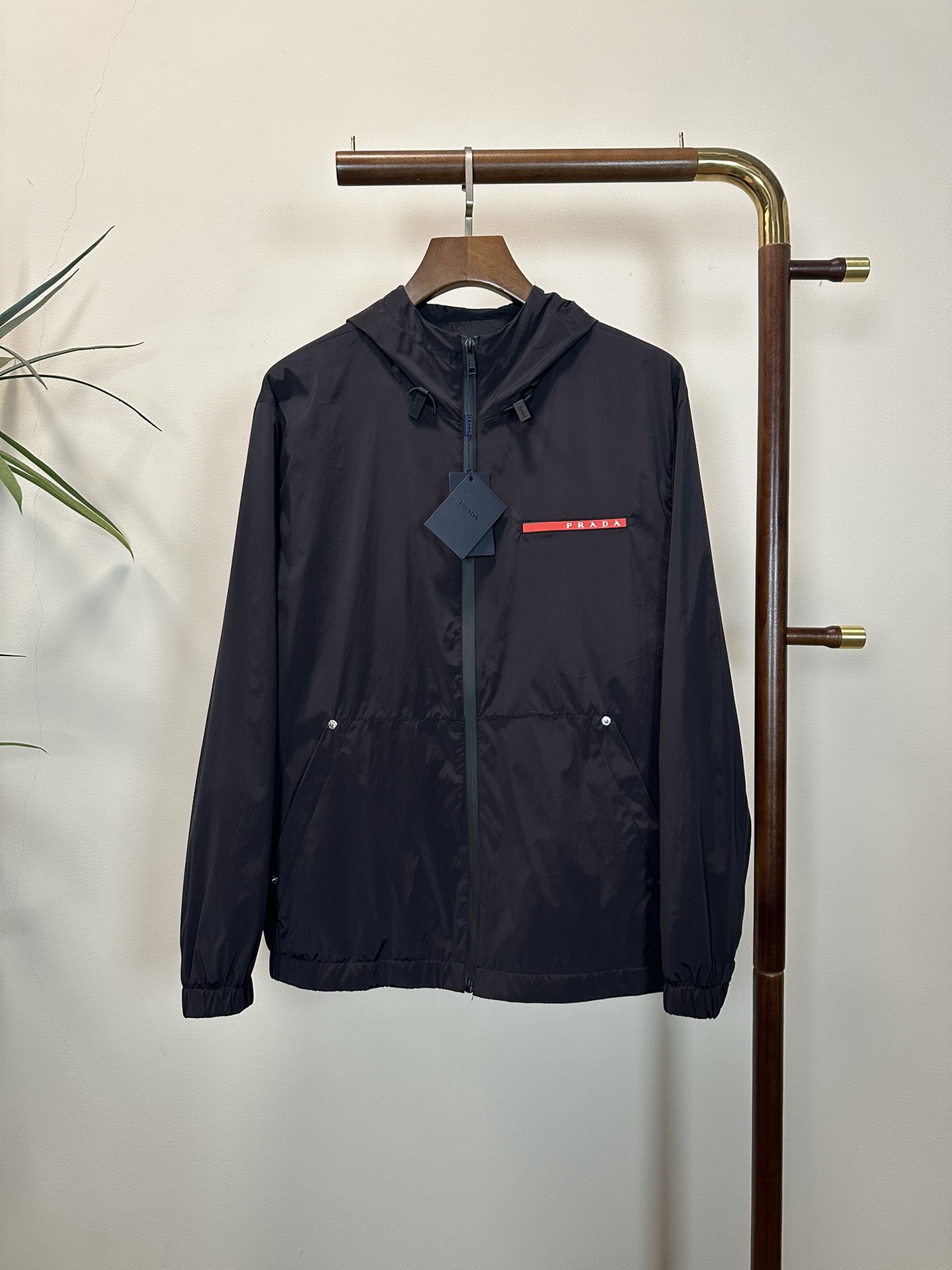 NO:512973,PRA Prada 2025 spring and summer new men's jacket jacket, fashionable and casual high-end version!  Customized fabrics for counters are breathable and comfortable, with impeccable details, and the brand element design concept reflects high quality. The feel is delicate and soft!  It is casually cut, with a great upper body style!  Number of codes 48-56, prada, prada, jackets & coats, jackets & coats, alexander wang19860909PRA 普拉达2025春夏新款男士冲锋衣夹克外套,时尚休闲高端版本！专柜定制面料 透气舒适度高,细节无可挑剔,品牌元素设计理念,体现高品质.手感细腻柔软！呈现休闲裁剪,上身版型超赞！ 码数48-56,,prada,prada,jackets & coats,jackets & coats,alexander wang,Men's clothing