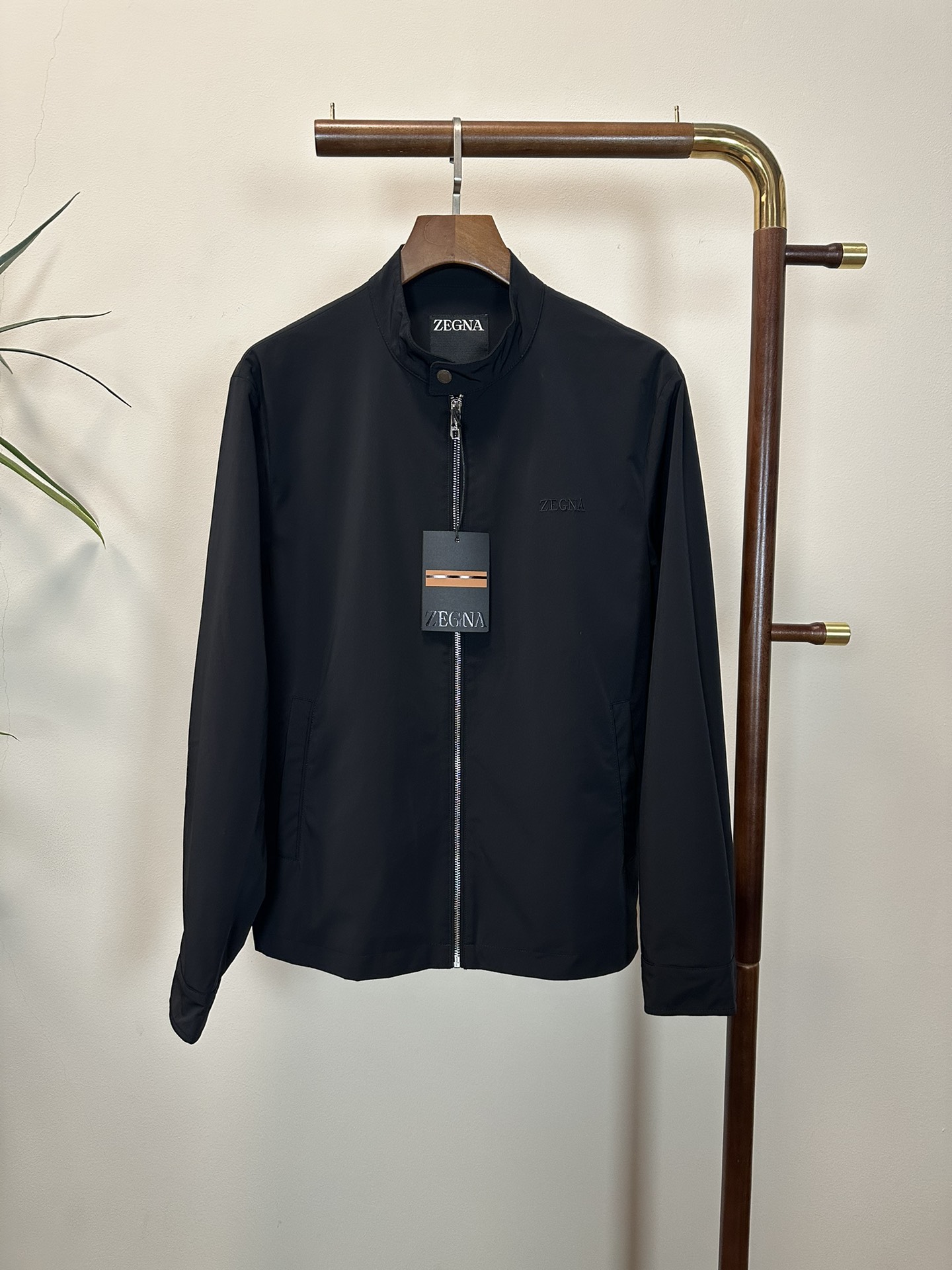 NO:512976,ZZ Zenia's new spring and summer 2025 men's jacket jacket, fashionable and casual high-end version!  Customized fabrics for counters are breathable and comfortable, with impeccable details, and the brand element design concept reflects high quality. The feel is delicate and soft!  It is casually cut, with a great upper body style!  48-56, zegna, jackets & coats, jackets & coats, alexander wang19860909ZZ 杰尼亚2025春夏新款男士冲锋衣夹克外套,时尚休闲高端版本！专柜定制面料 透气舒适度高,细节无可挑剔,品牌元素设计理念,体现高品质.手感细腻柔软！呈现休闲裁剪,上身版型超赞！ 码数48-56,,zegna,jackets & coats,jackets & coats,alexander wang,Men's clothing