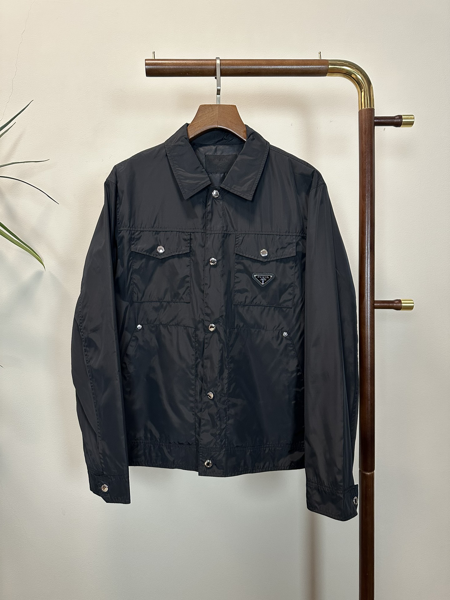 NO:512975,PRA Prada 2025 spring and summer new men's lapel jacket jacket, fashionable and casual high-end version!  Customized fabrics for counters are breathable and comfortable, with impeccable details, and the brand element design concept reflects high quality. The feel is delicate and soft!  It is casually cut, with a great upper body style!  Number of codes 48-56, prada, prada, jackets & coats, jackets & coats, alexander wang19860909PRA 普拉达2025春夏新款男士翻领夹克外套,时尚休闲高端版本！专柜定制面料 透气舒适度高,细节无可挑剔,品牌元素设计理念,体现高品质.手感细腻柔软！呈现休闲裁剪,上身版型超赞！ 码数48-56,,prada,prada,jackets & coats,jackets & coats,alexander wang,Men's clothing