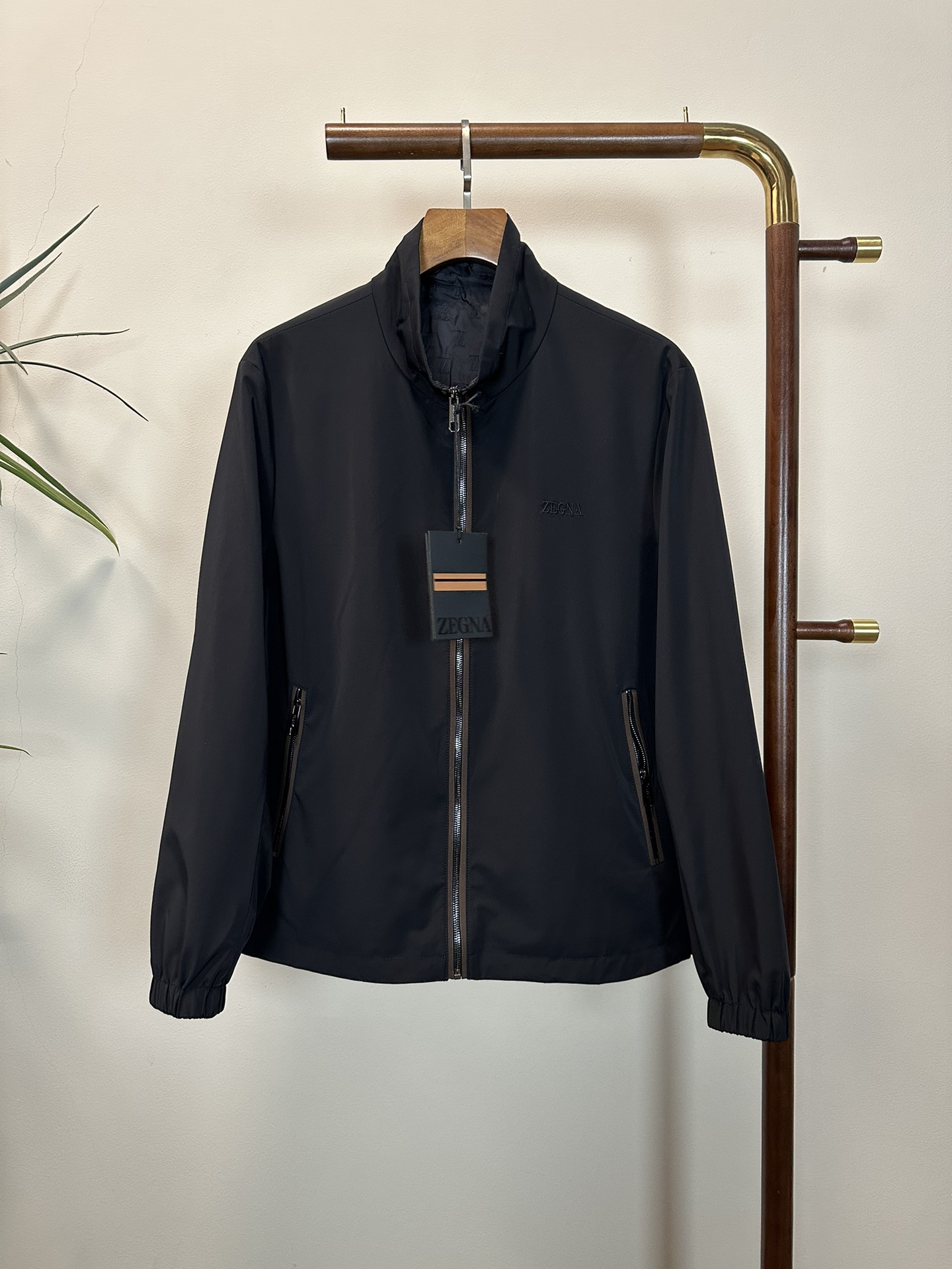 NO:134896,ZZ Zenia Spring and Summer New Men's Shock Clothes Jacket, Fashionable and Casual High-end Version!  Customized fabrics for counters are breathable and comfortable, with impeccable details, and the brand element design concept reflects high quality. The feel is delicate and soft!  It is casually cut, with a great upper body style!  48-56, zegna, jackets & coats, jackets & coats, alexander wang19860909ZZ 杰尼亚春夏新款男士冲锋衣夹克外套,时尚休闲高端版本！专柜定制面料 透气舒适度高,细节无可挑剔,品牌元素设计理念,体现高品质.手感细腻柔软！呈现休闲裁剪,上身版型超赞！ 码数48-56,,zegna,jackets & coats,jackets & coats,alexander wang,Men's clothing