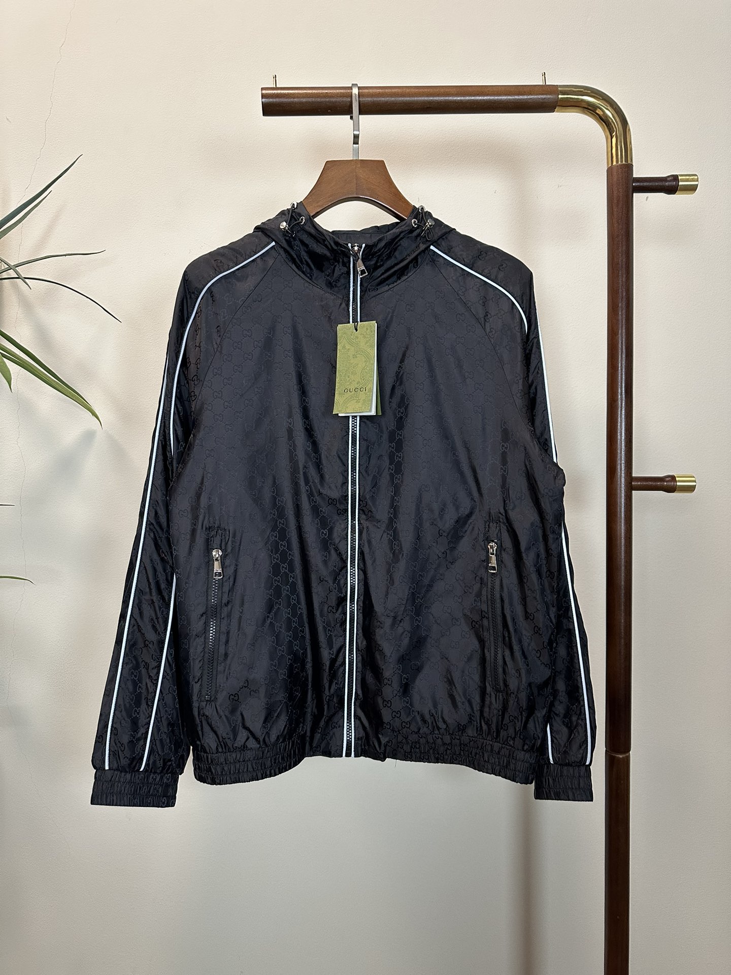 NO:134893,GU Gucci spring and summer new men's jacket jacket, fashionable and casual high-end version!  Customized fabrics for counters are breathable and comfortable, with impeccable details, and the brand element design concept reflects high quality. The feel is delicate and soft!  It is casually cut, with a great upper body style!  Count 48-56, gucci, jackets & coats, jackets & coats, alexander wang19860909GU 古驰春夏新款男士冲锋衣夹克外套,时尚休闲高端版本！专柜定制面料 透气舒适度高,细节无可挑剔,品牌元素设计理念,体现高品质.手感细腻柔软！呈现休闲裁剪,上身版型超赞！ 码数48-56,,gucci,jackets & coats,jackets & coats,alexander wang,Men's clothing