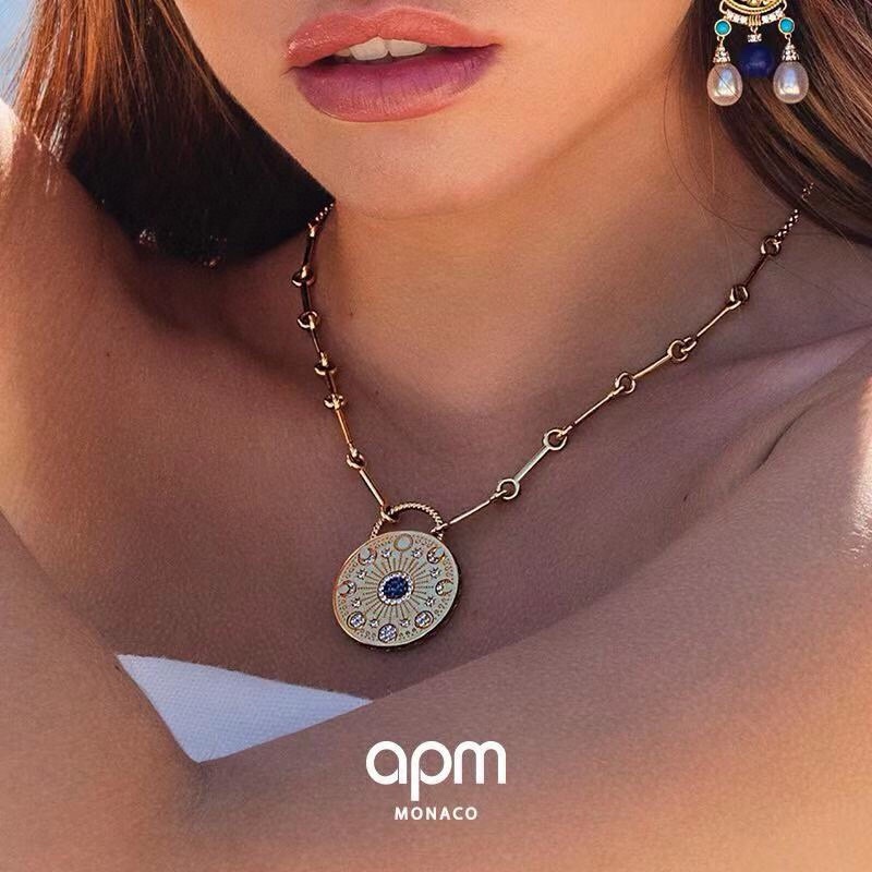 APm monaco 日月辉映吊牌项链！以前卫设计，营造古典罗马风尚闪亮黄金色，亮眼色泽聚焦视线，可调节滑动扣设计更贴心