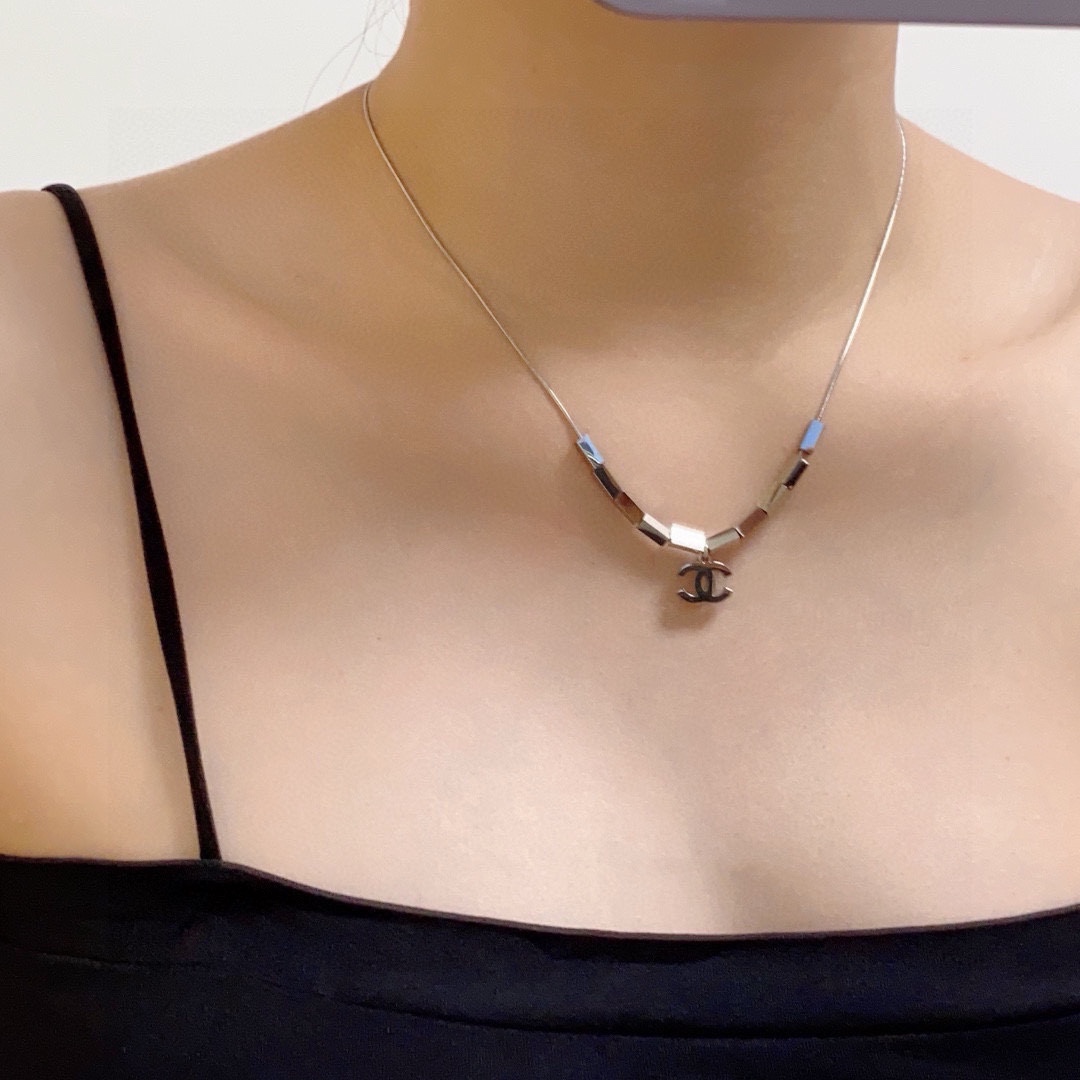 NO:105628,The new Chanel Chanel latest double C silver pendant necklace 14K stainless steel color protection is super personalized, the versatile style is very special, the overall details are very surprising, the design feels full, not only bringing personal confidence and taste, but the style is elegant and fashionable, highlighting the elegant French atmosphere, and meticulous details make it more attractive to wear, jewelry quality, chanel, chanel, necklace19860909新款香奈儿Chanel最新款双C银色吊坠项链14K精钢保色超个性,百搭款特别特别赞,整体细节非常令人惊喜,设计感十足,不仅带出个人自信及品味,款式典雅而时尚,突显法式高雅气息,加上一丝不苟的细节,使得佩戴起来更具吸引力,饰品精品,chanel,chanel,necklace,Jewelry