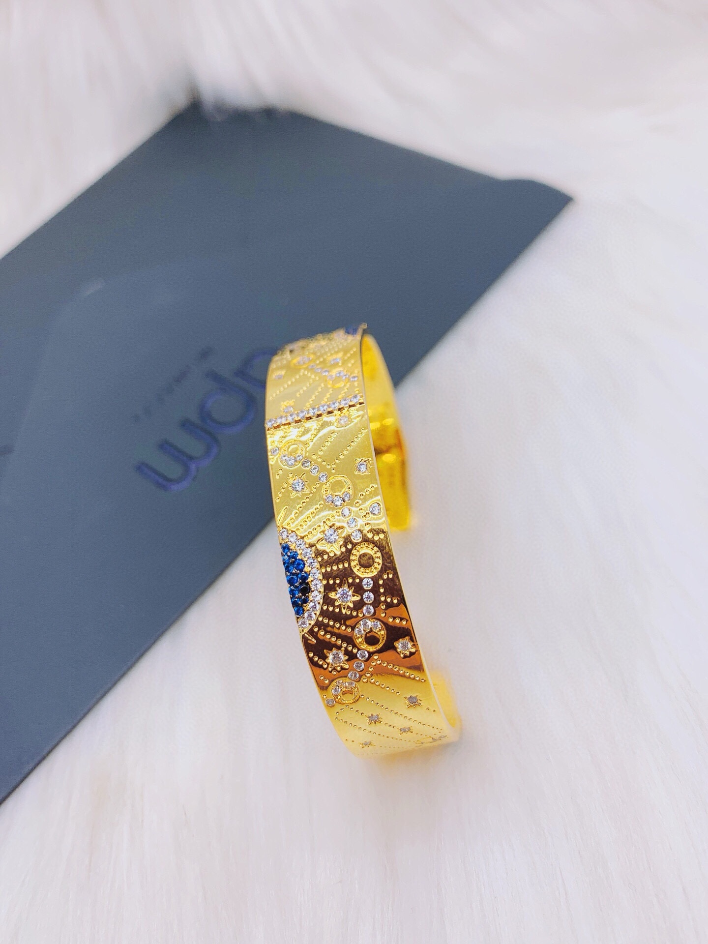 APm monaco 太阳月亮宽版手镯！以前卫设计，重现古罗马夏日风情大胆前卫设计，呈现不同角度的多变视觉，开口手镯设计